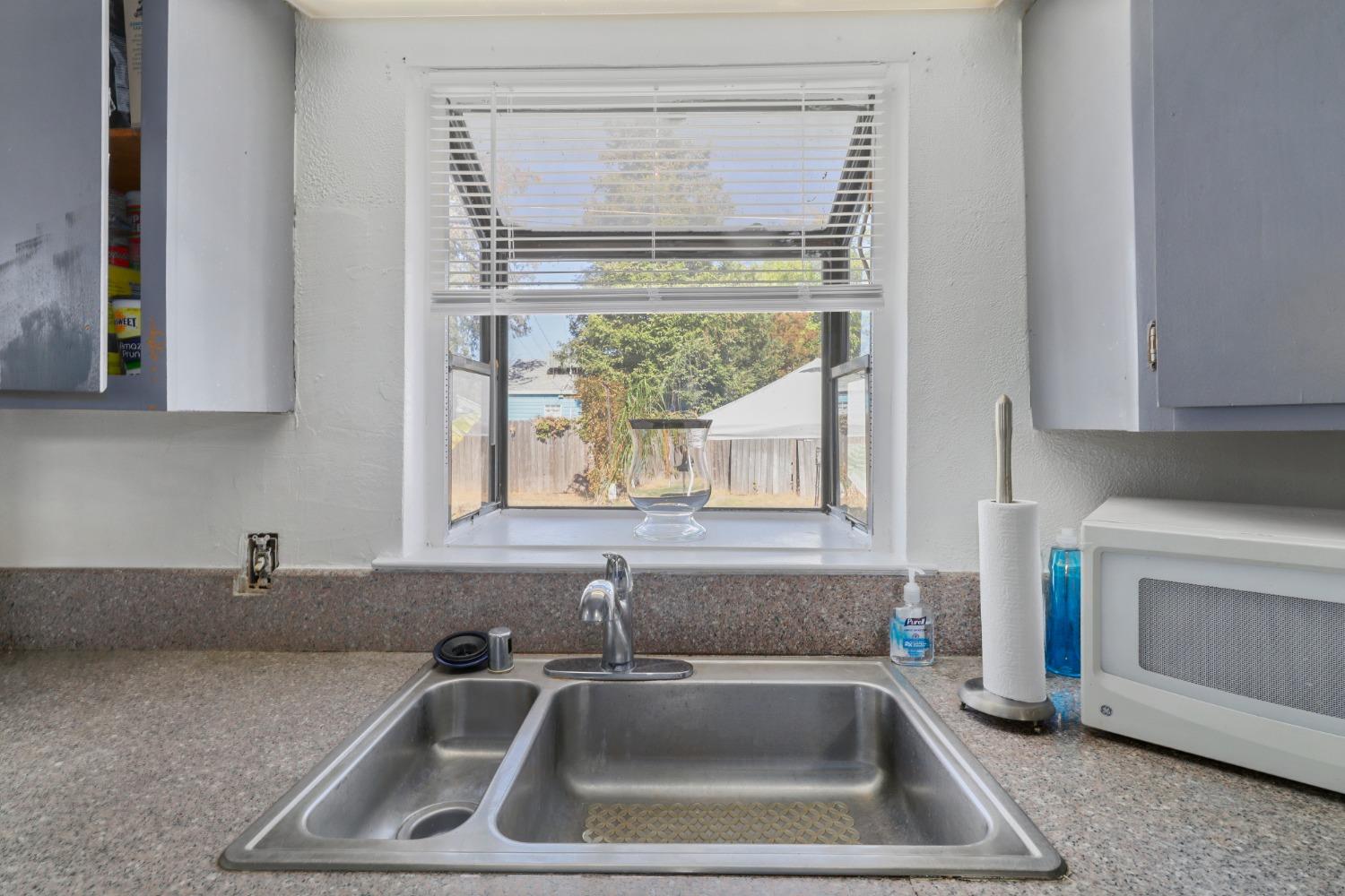 Detail Gallery Image 11 of 45 For 1013 Frienza Ave, Sacramento,  CA 95815 - 3 Beds | 1 Baths