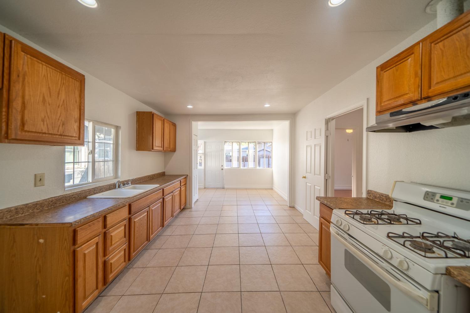 Detail Gallery Image 9 of 28 For 108 E 8th St, Tracy,  CA 95376 - 2 Beds | 1 Baths