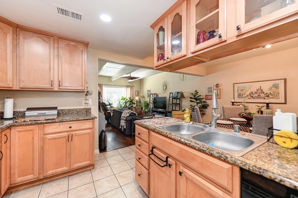 Detail Gallery Image 10 of 28 For 6038 Shadow Ln, Citrus Heights,  CA 95621 - 2 Beds | 1/1 Baths