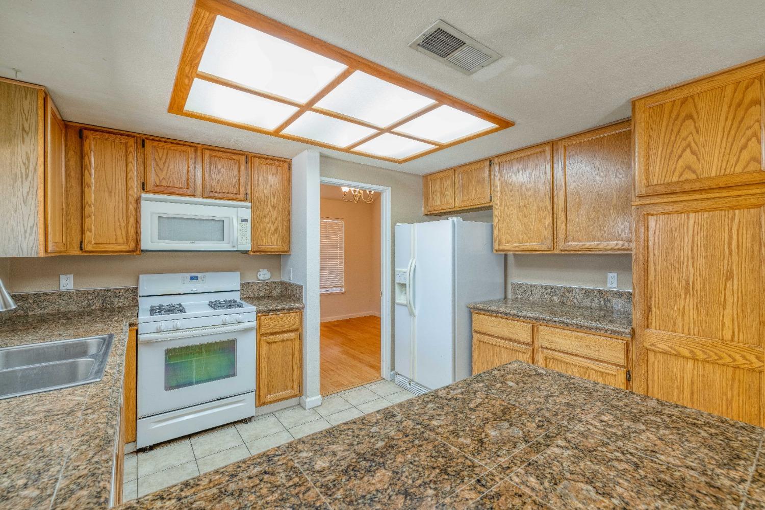 Detail Gallery Image 14 of 34 For 8259 Westport Cir, Sacramento,  CA 95828 - 3 Beds | 2/1 Baths