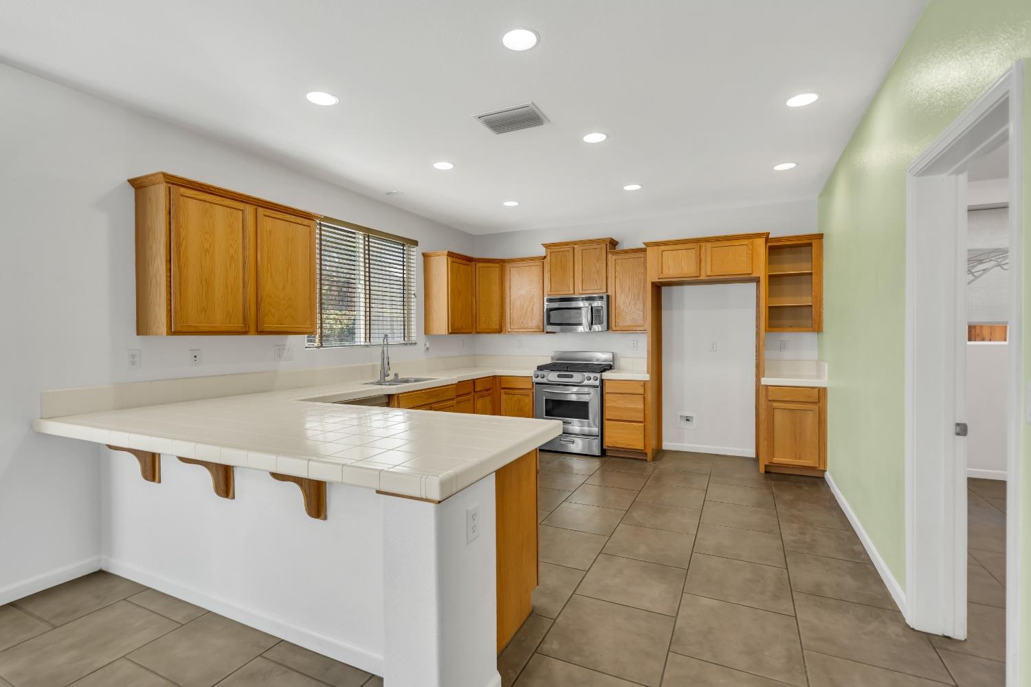 Detail Gallery Image 17 of 60 For 1836 Delouch Dr, Lincoln,  CA 95648 - 4 Beds | 2/1 Baths