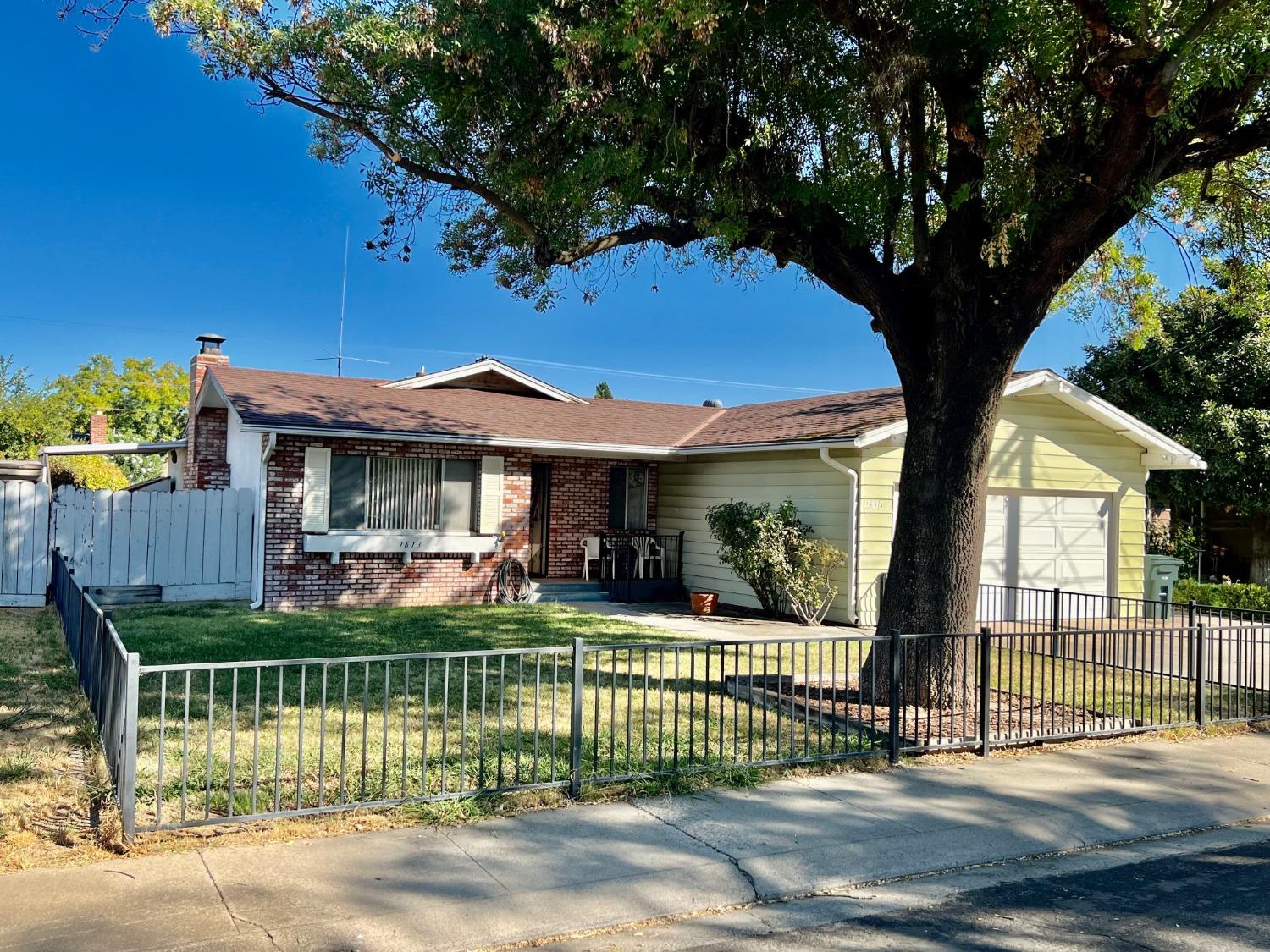 Detail Gallery Image 2 of 22 For 1613 Carnation Ct, Modesto,  CA 95355 - 3 Beds | 2 Baths