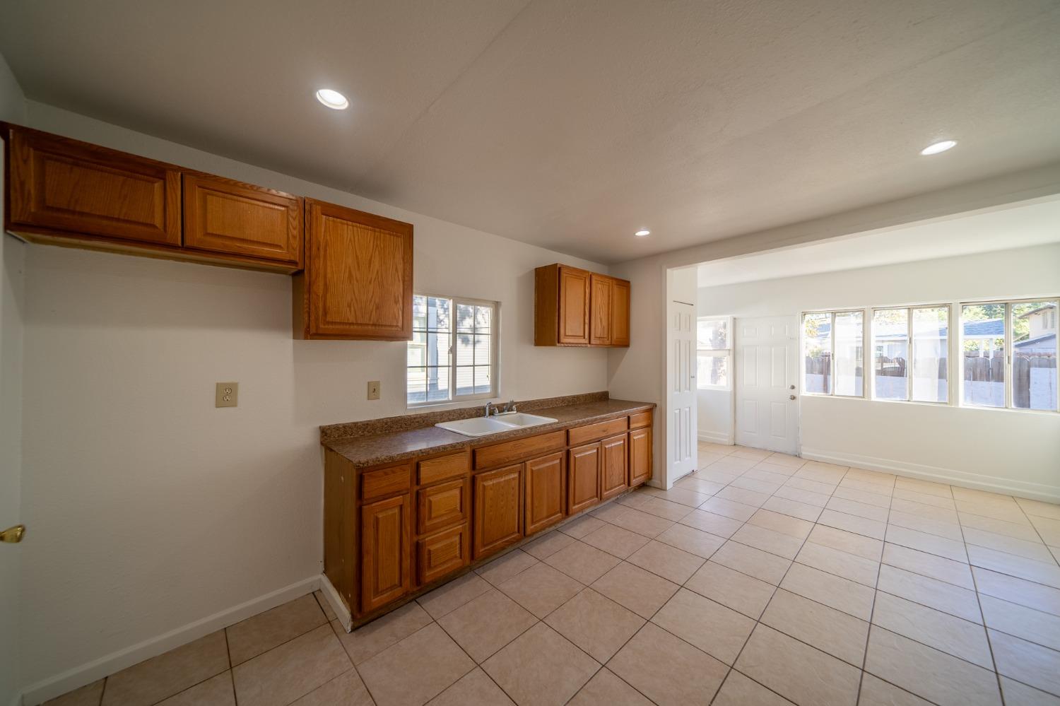 Detail Gallery Image 11 of 28 For 108 E 8th St, Tracy,  CA 95376 - 2 Beds | 1 Baths