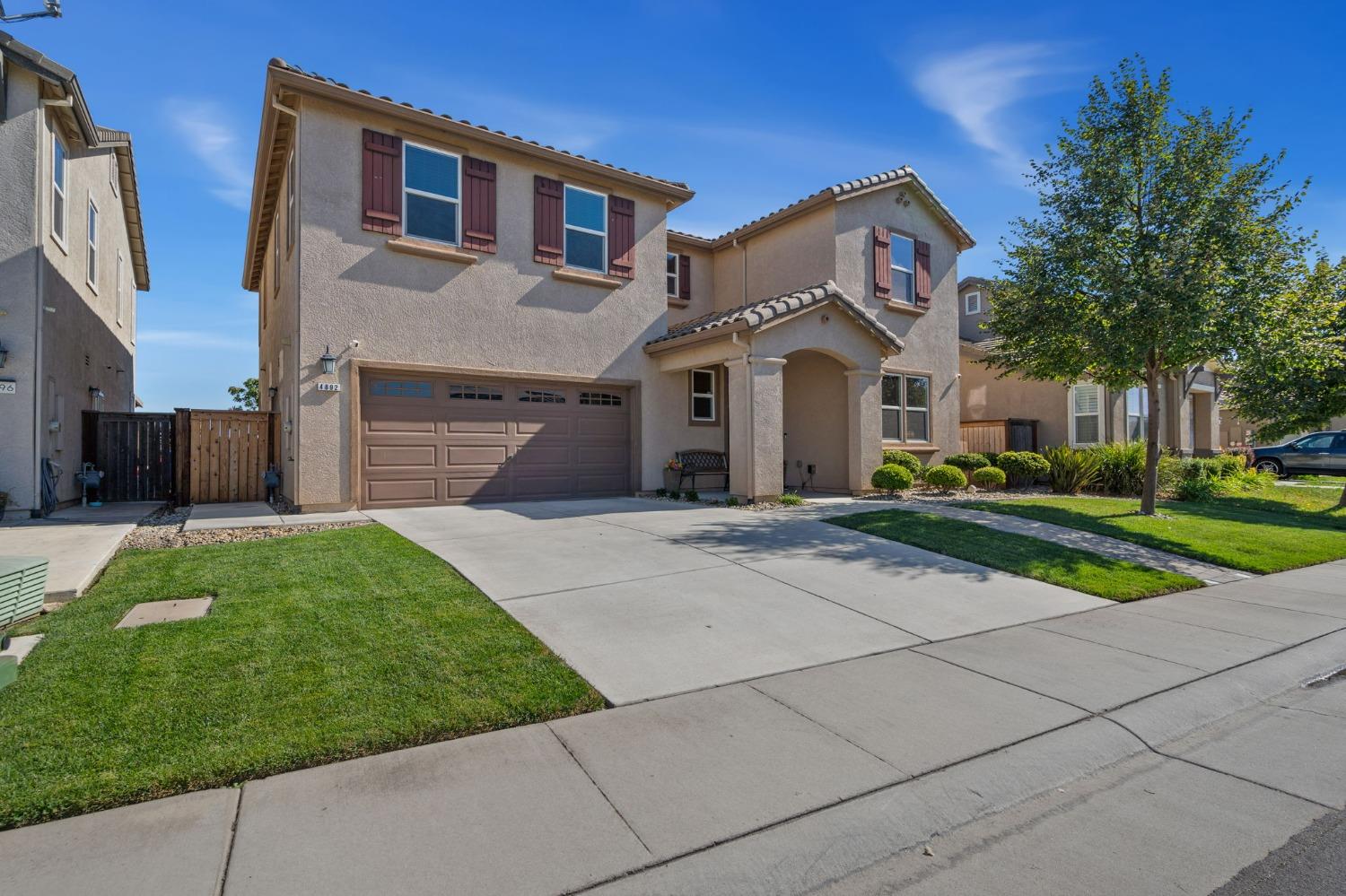 Detail Gallery Image 2 of 39 For 4892 Tusk Way, Elk Grove,  CA 95757 - 5 Beds | 3/1 Baths