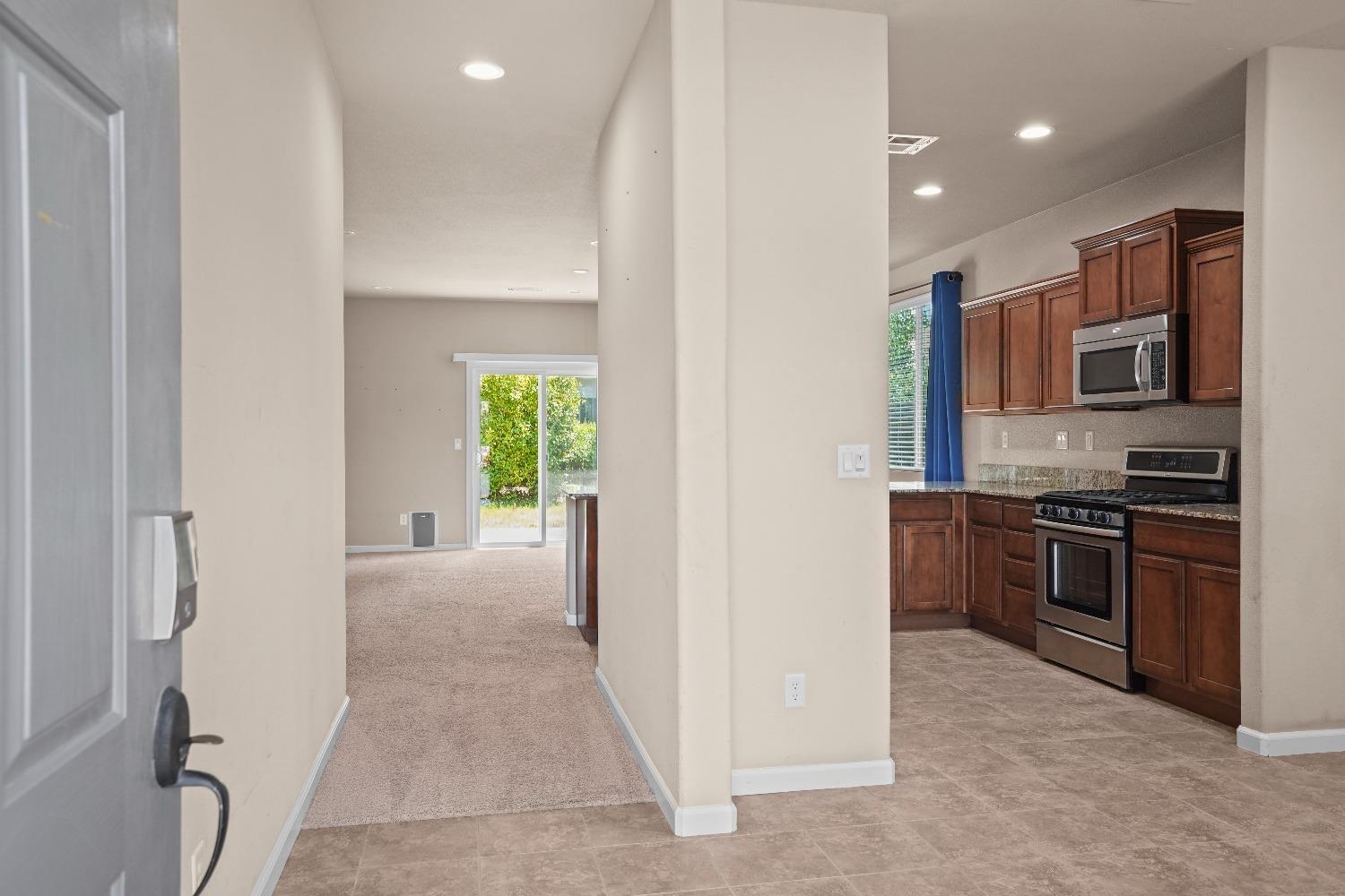 Detail Gallery Image 7 of 23 For 3057 Morley Ln, Roseville,  CA 95747 - 3 Beds | 2 Baths