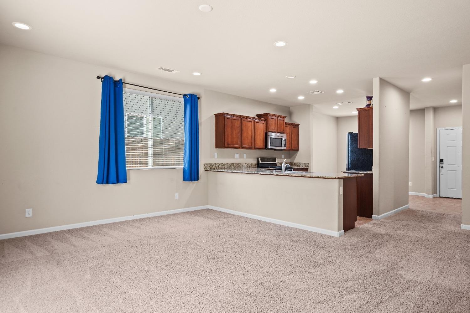 Detail Gallery Image 4 of 23 For 3057 Morley Ln, Roseville,  CA 95747 - 3 Beds | 2 Baths