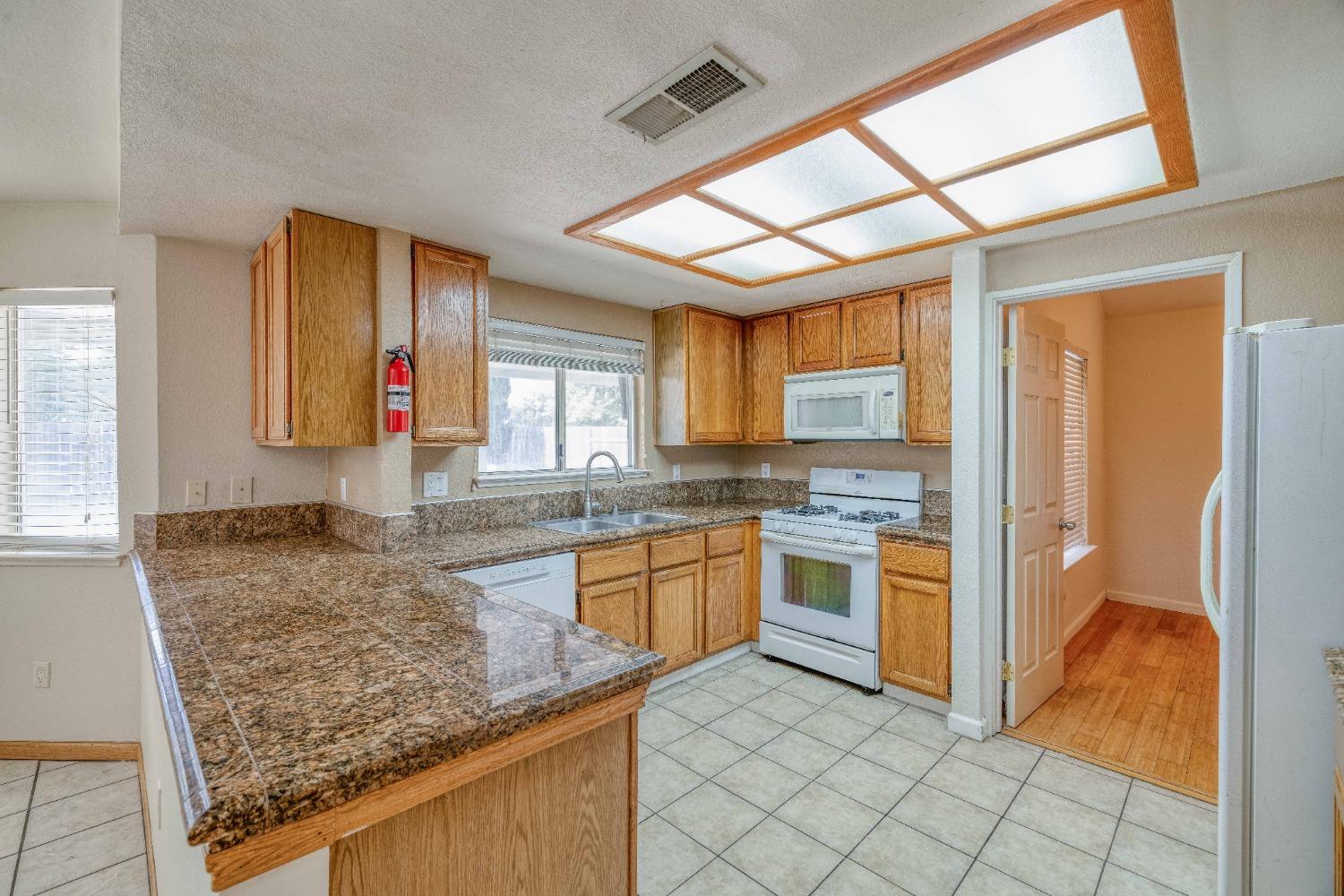 Detail Gallery Image 12 of 34 For 8259 Westport Cir, Sacramento,  CA 95828 - 3 Beds | 2/1 Baths