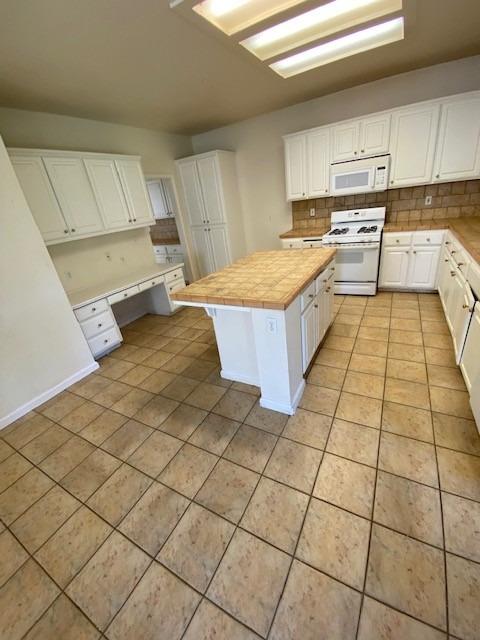 Detail Gallery Image 5 of 9 For 3549 Mammoth Cave Cir, Stockton,  CA 95209 - 5 Beds | 3/1 Baths