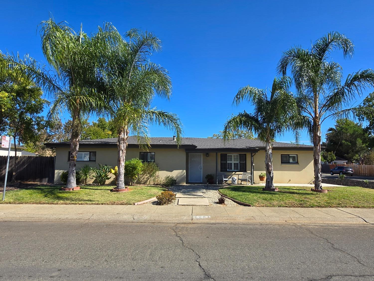 Detail Gallery Image 2 of 22 For 2201 19th Ave, Sacramento,  CA 95822 - 3 Beds | 2 Baths