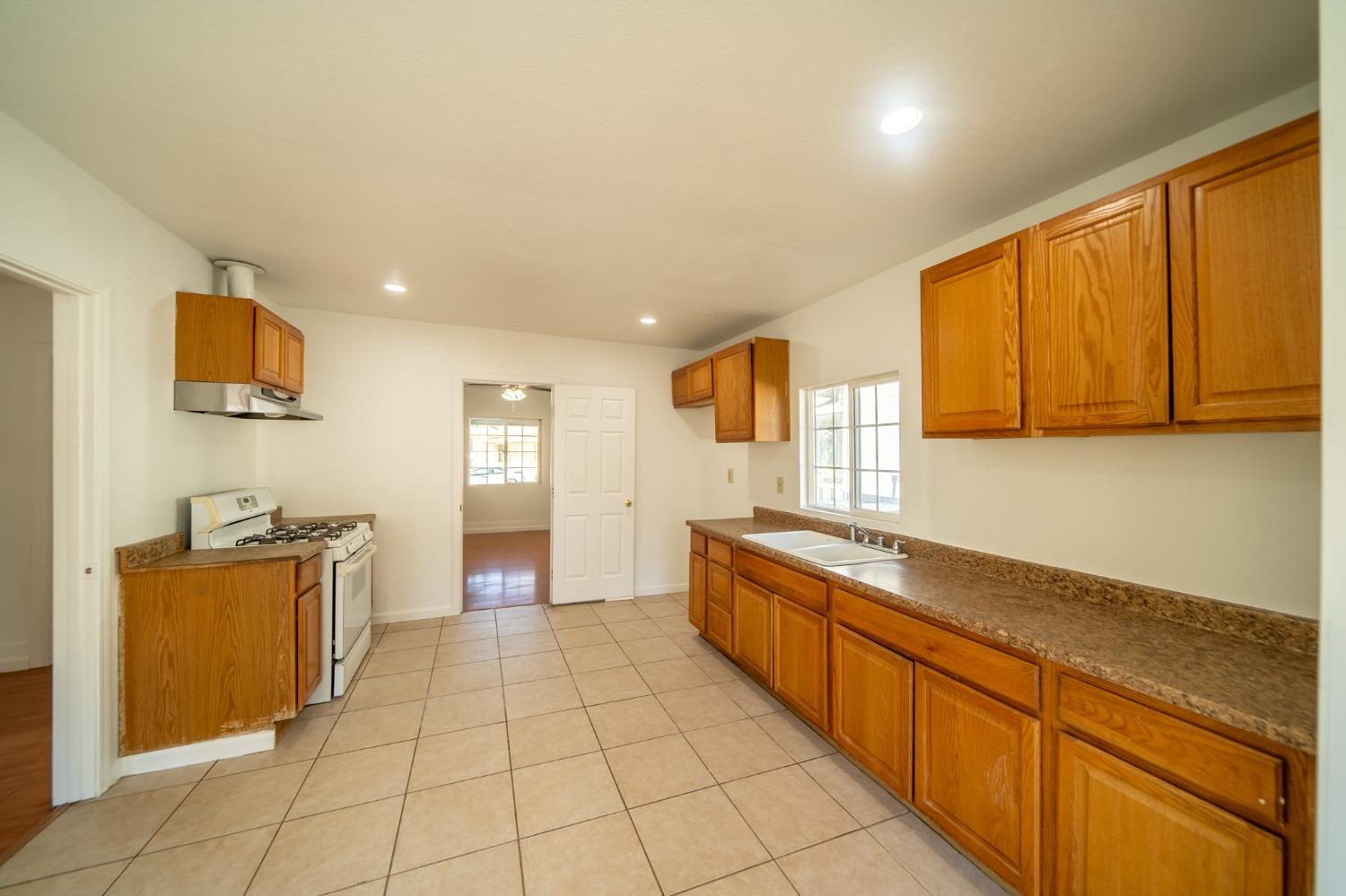 Detail Gallery Image 12 of 28 For 108 E 8th St, Tracy,  CA 95376 - 2 Beds | 1 Baths