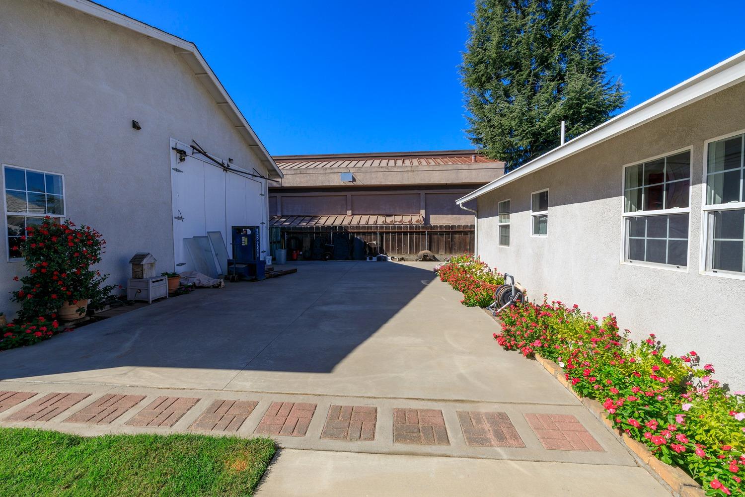 Detail Gallery Image 4 of 49 For 940 E Minnesota Ave, Turlock,  CA 95382 - 3 Beds | 3/1 Baths