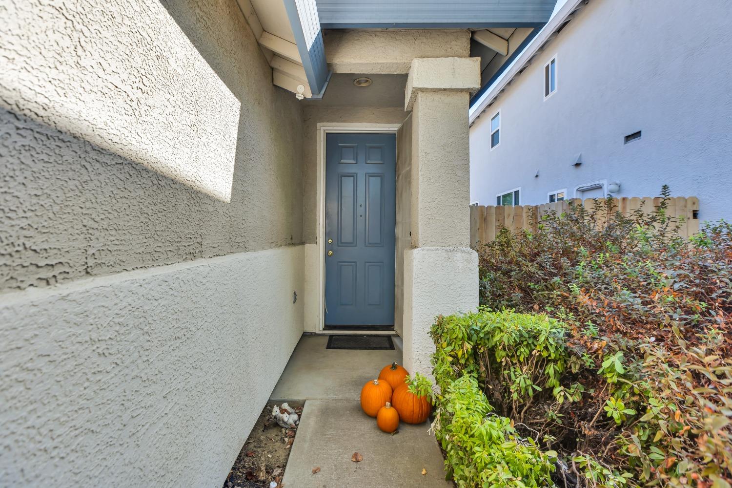 Detail Gallery Image 3 of 29 For 8741 Weeping Birch Ln, Elk Grove,  CA 95758 - 2 Beds | 2 Baths