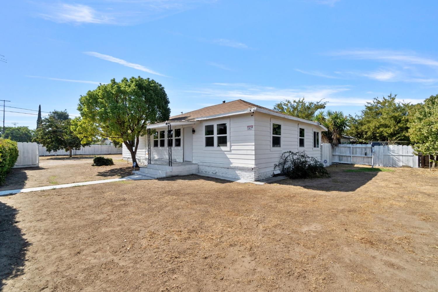 Detail Gallery Image 4 of 22 For 1718 S Teilman Ave, Fresno,  CA 93706 - 3 Beds | 2 Baths