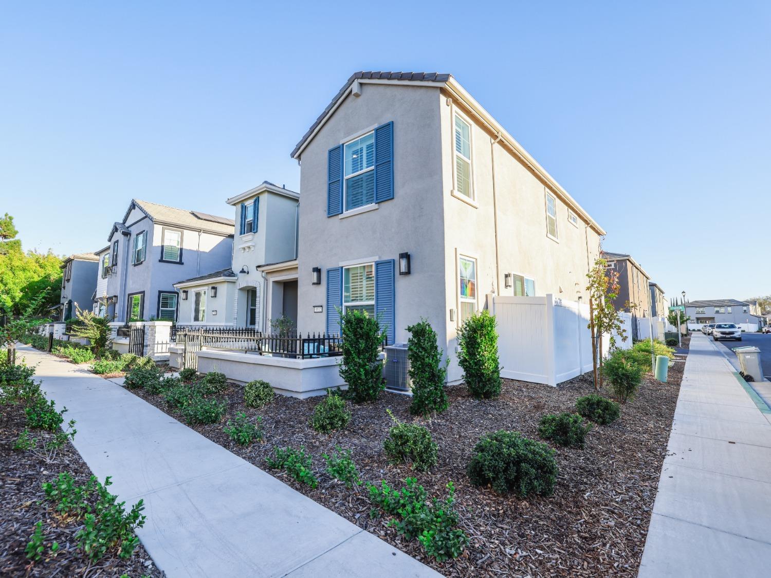 Detail Gallery Image 3 of 70 For 3532 Sparrow Ct, West Sacramento,  CA 95691 - 3 Beds | 2/1 Baths