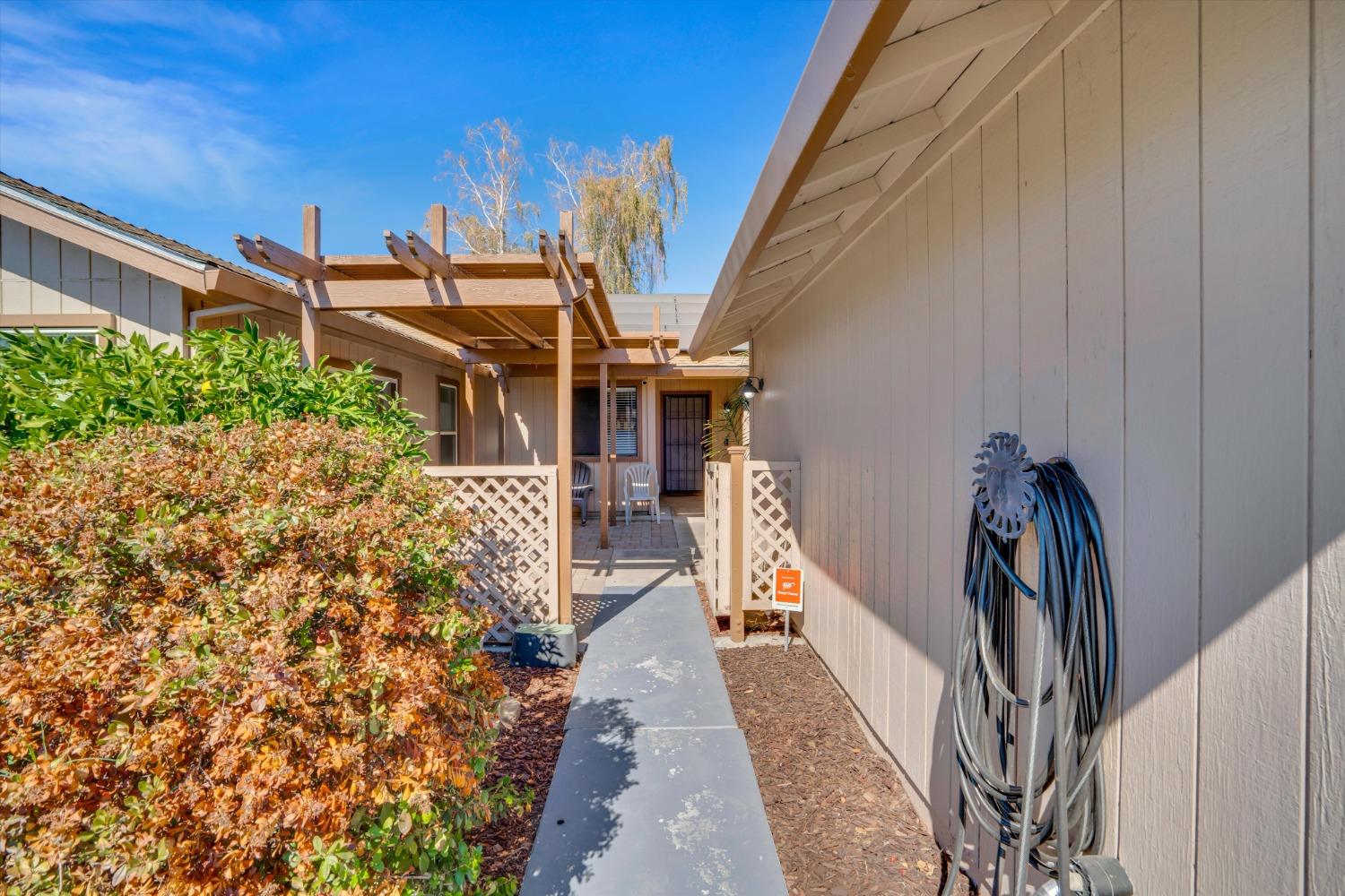 Detail Gallery Image 6 of 44 For 951 Shadow Creek Dr, Stockton,  CA 95209 - 4 Beds | 2 Baths