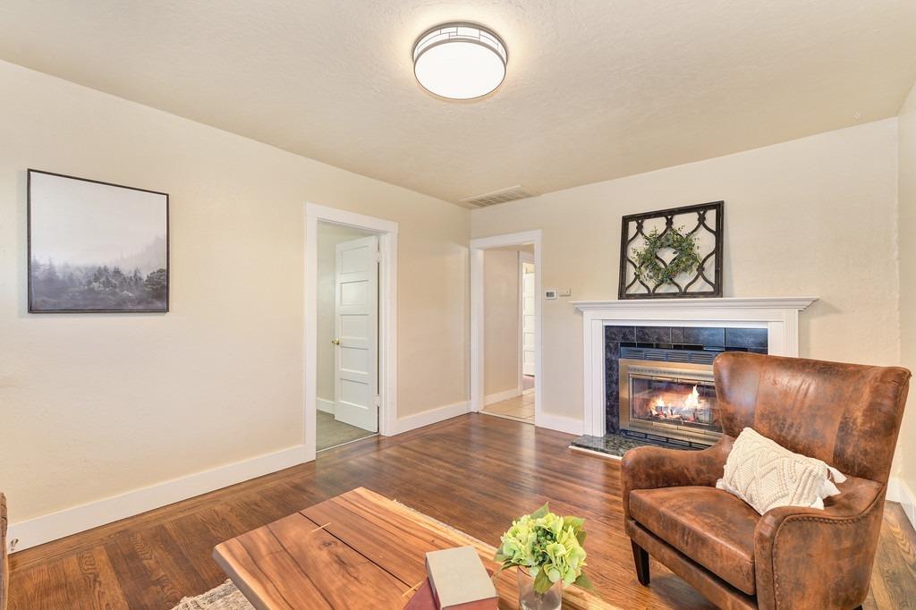 Detail Gallery Image 5 of 37 For 216 23rd St, Sacramento,  CA 95816 - 3 Beds | 3 Baths