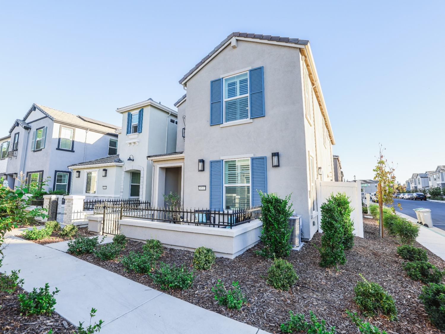 Detail Gallery Image 2 of 70 For 3532 Sparrow Ct, West Sacramento,  CA 95691 - 3 Beds | 2/1 Baths