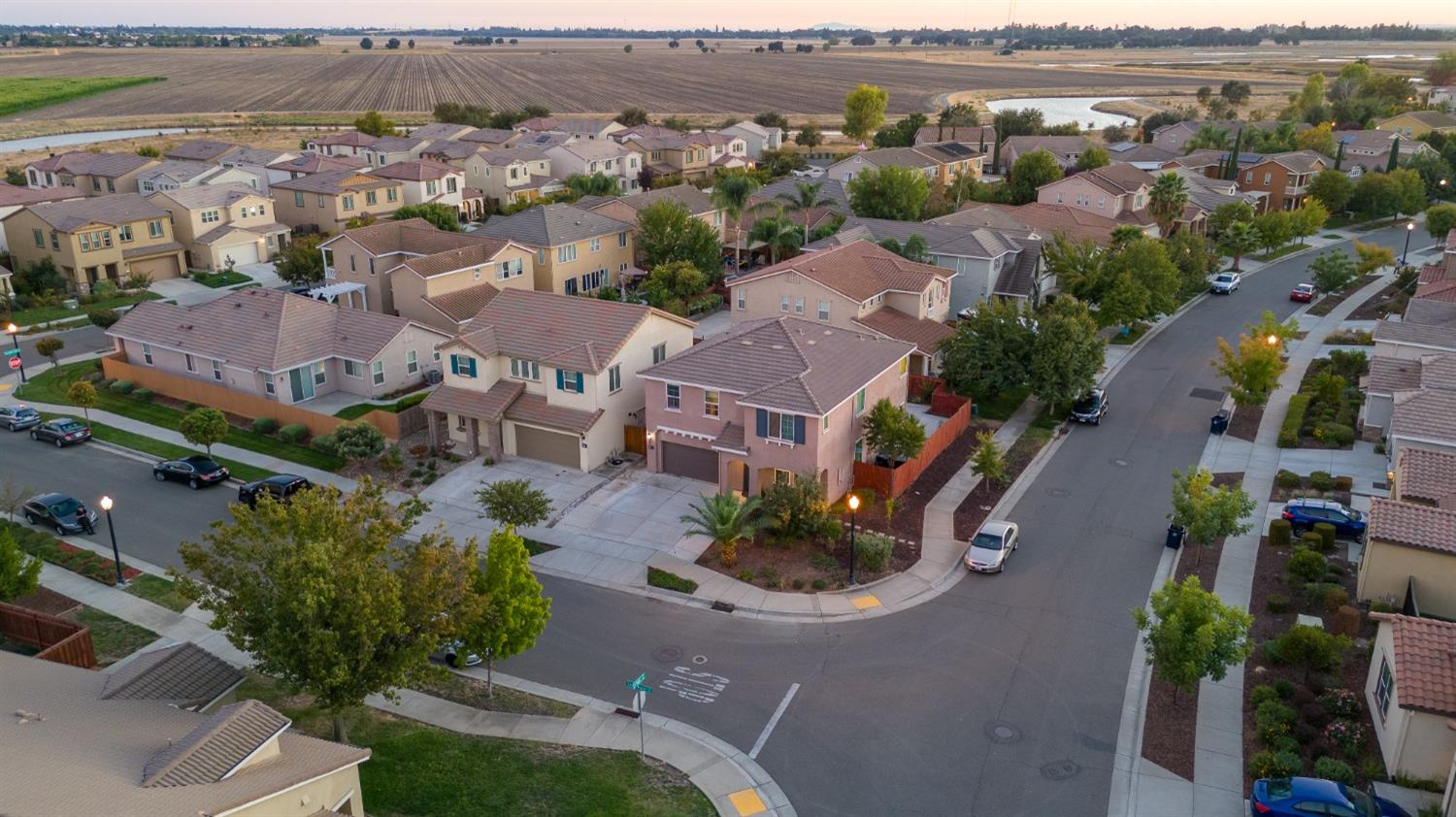 Detail Gallery Image 8 of 36 For 4065 San Filipo Way, Sacramento,  CA 95834 - 4 Beds | 2/1 Baths