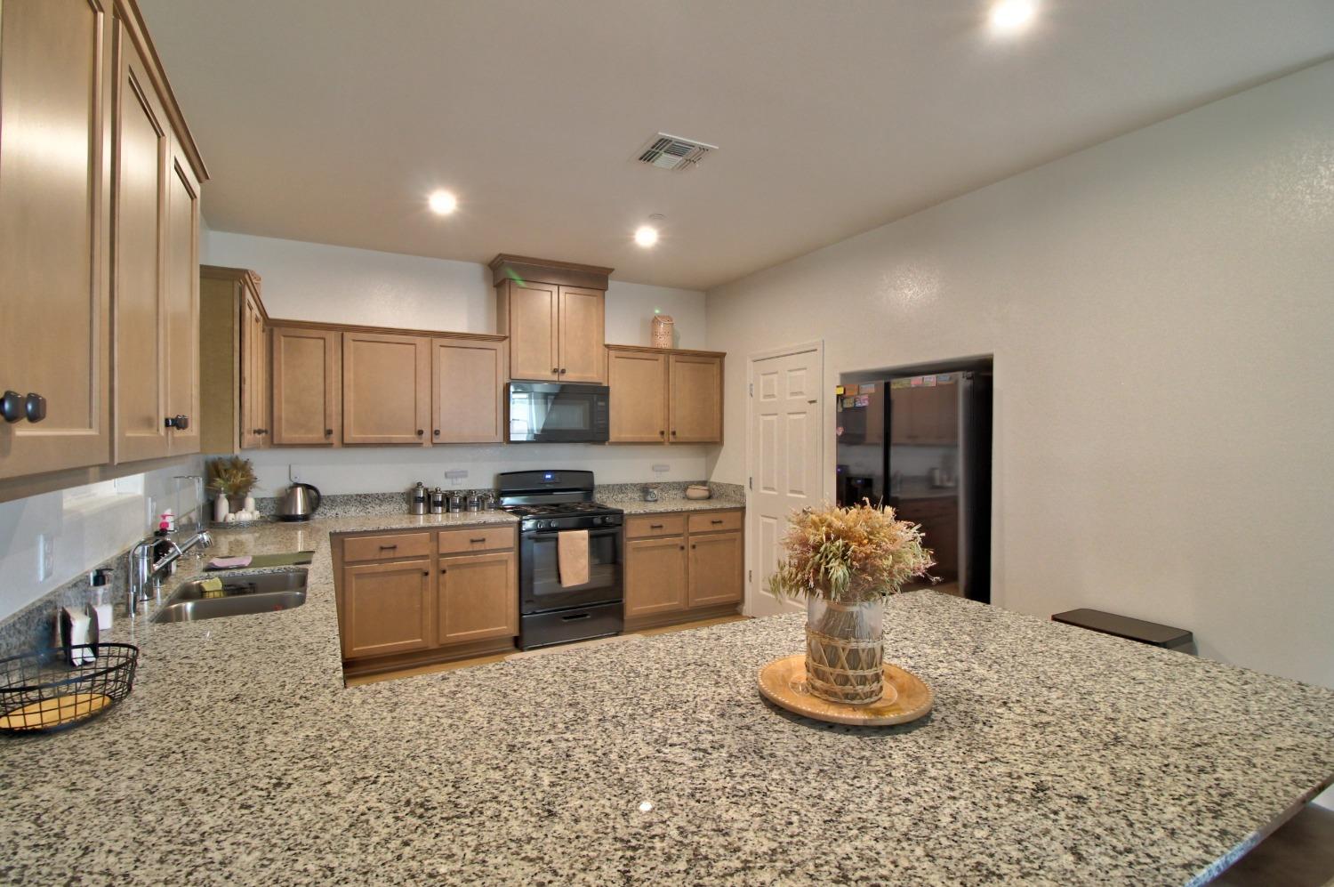 Detail Gallery Image 38 of 47 For 17 Medeival St, Merced,  CA 95341 - 4 Beds | 2/1 Baths