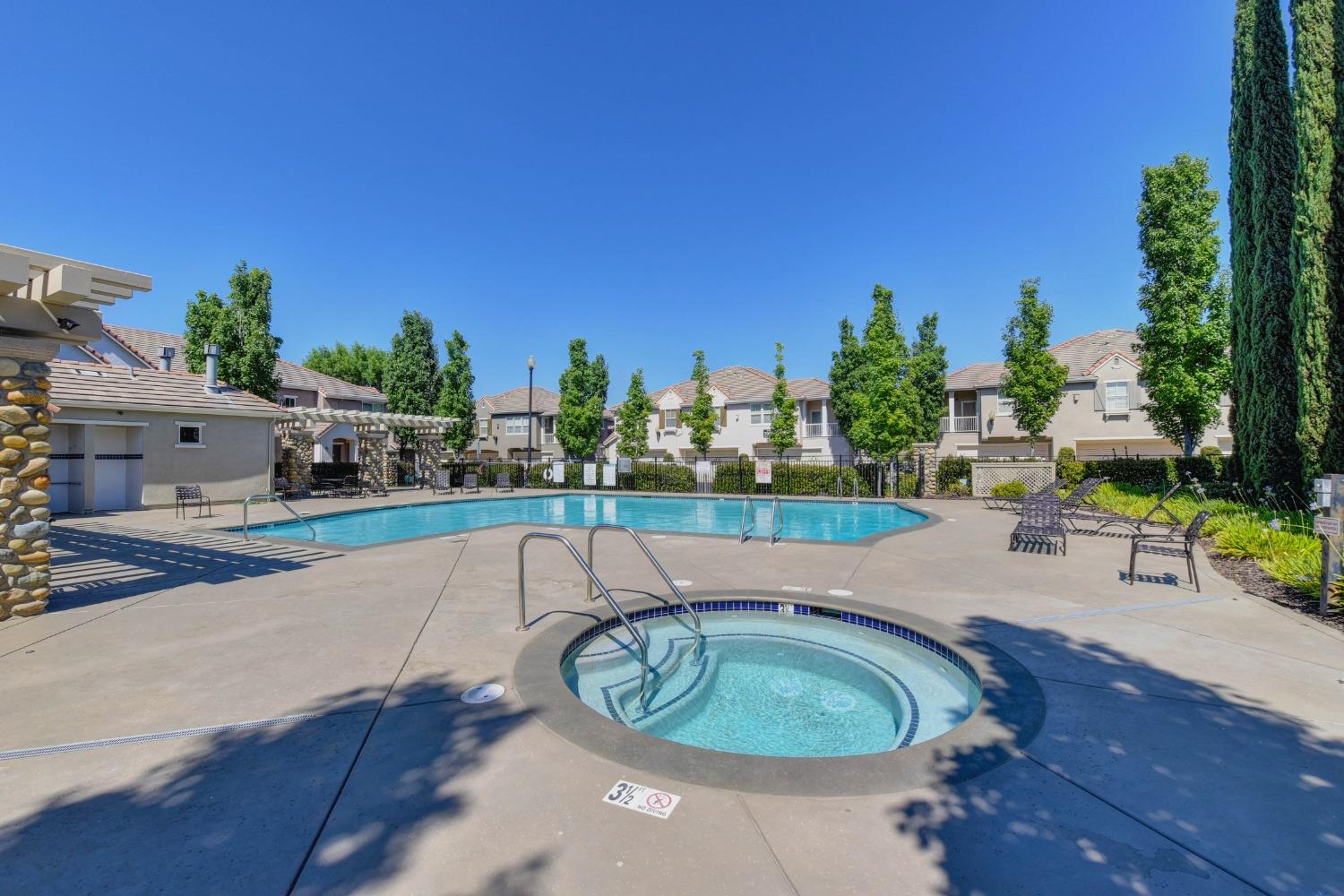 Detail Gallery Image 36 of 41 For 1608 Esplanade Cir, Folsom,  CA 95630 - 2 Beds | 2/1 Baths