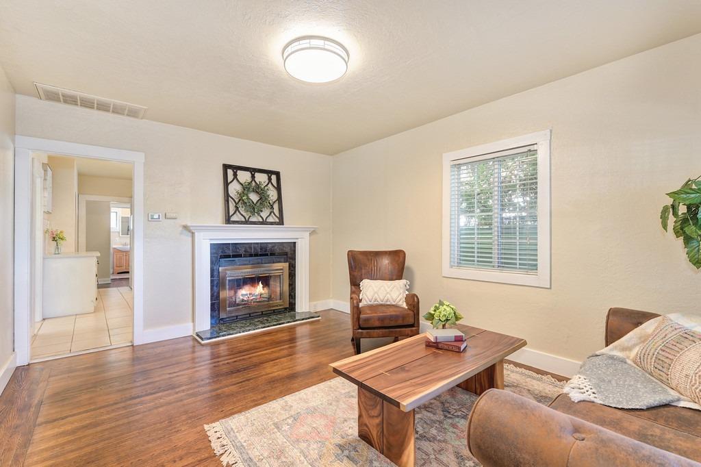 Detail Gallery Image 6 of 37 For 216 23rd St, Sacramento,  CA 95816 - 3 Beds | 3 Baths