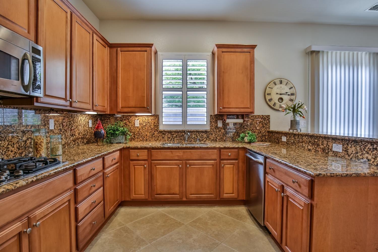 Detail Gallery Image 11 of 74 For 2040 Land End Loop, Roseville,  CA 95747 - 3 Beds | 2 Baths