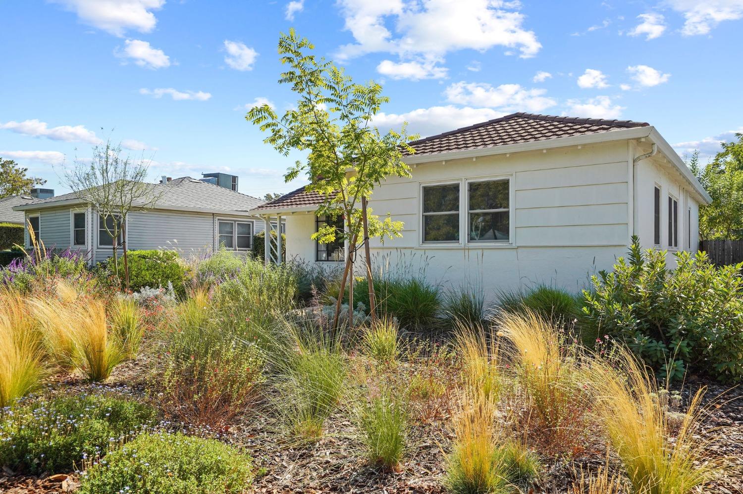 Detail Gallery Image 4 of 49 For 2140 Murieta Way, Sacramento,  CA 95822 - 3 Beds | 1 Baths