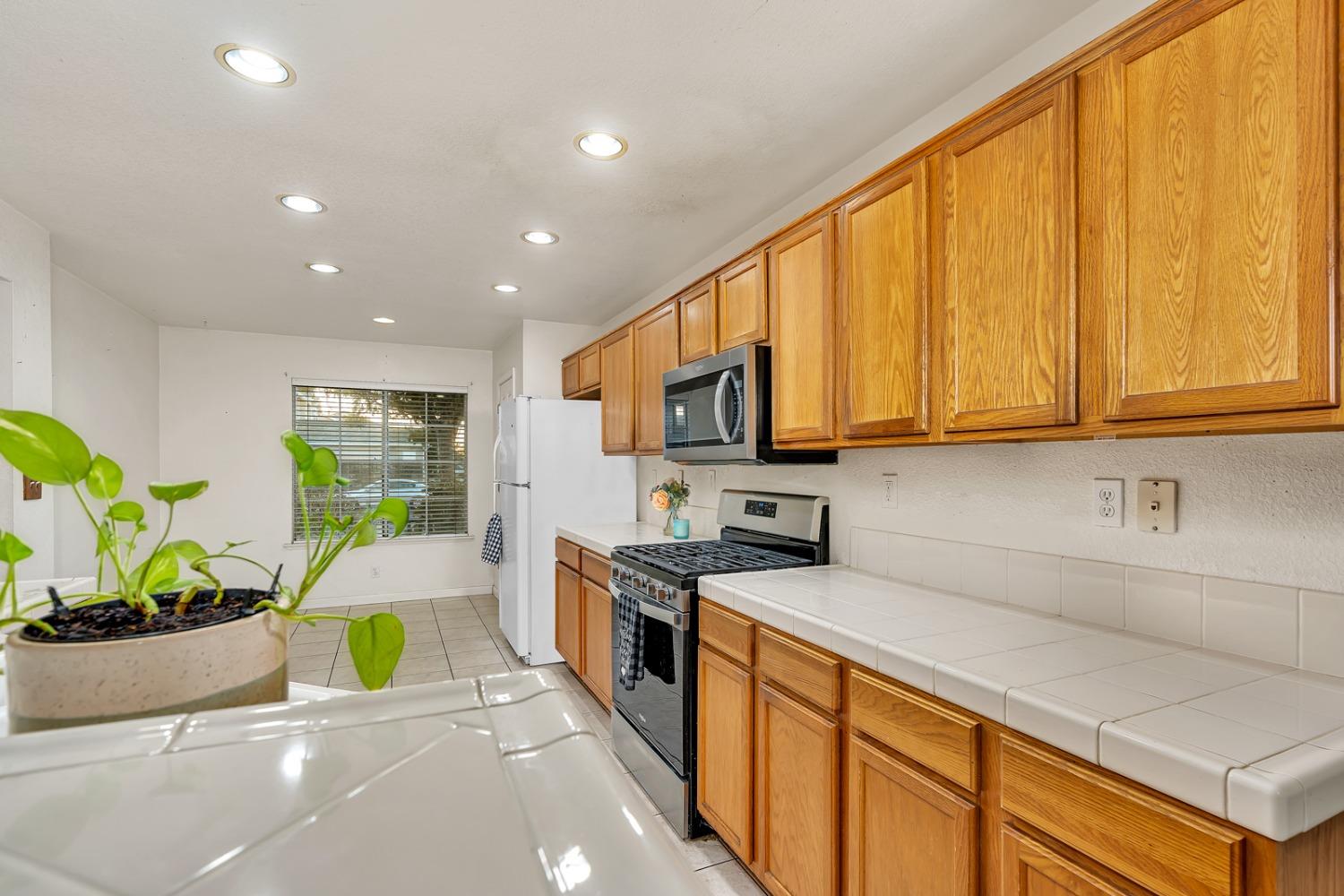 Detail Gallery Image 9 of 46 For 702 Harlequin Ct, Los Banos,  CA 93635 - 4 Beds | 2/1 Baths