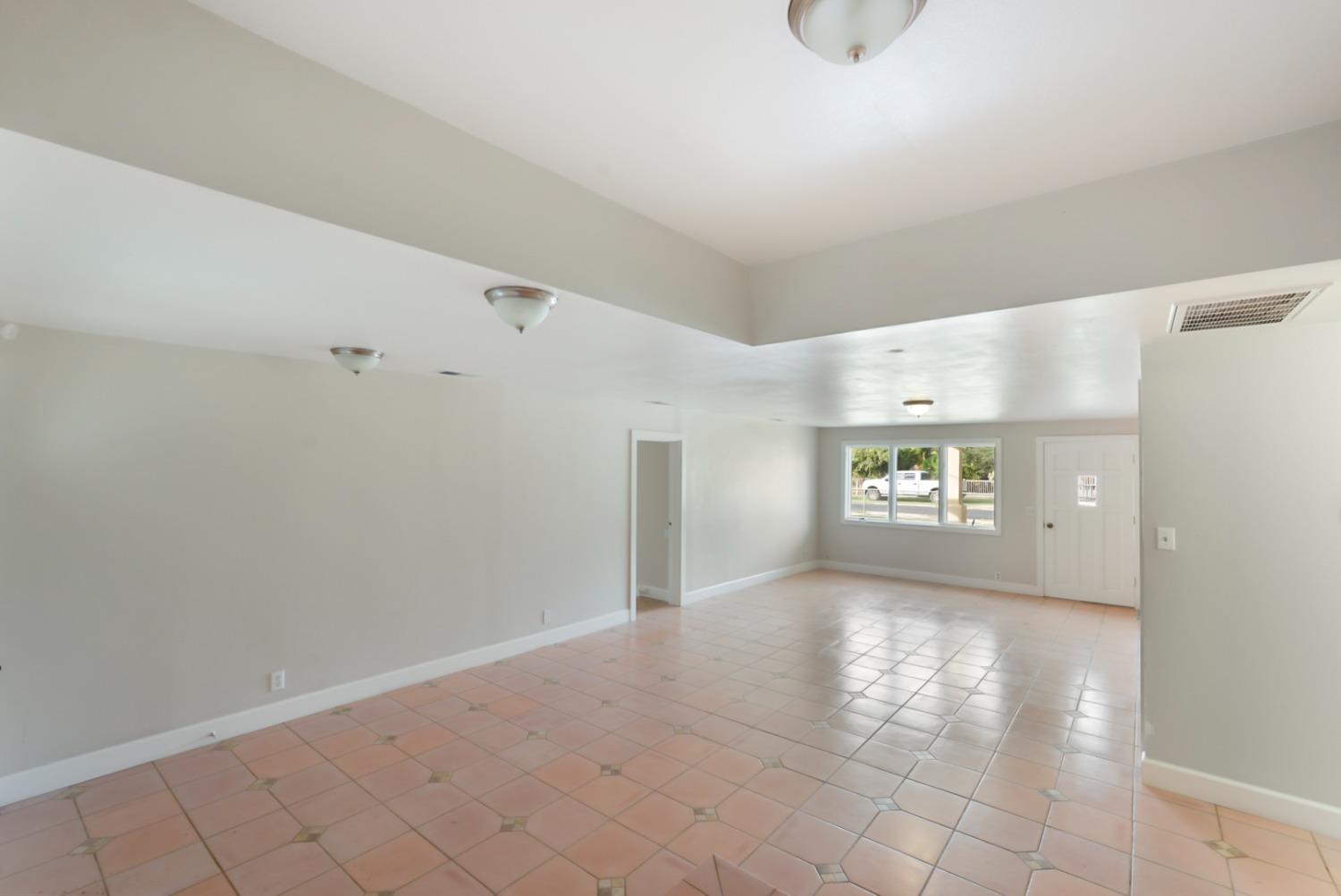 Detail Gallery Image 5 of 25 For 3056 Gnesa Rd, Modesto,  CA 95358 - 6 Beds | 2 Baths