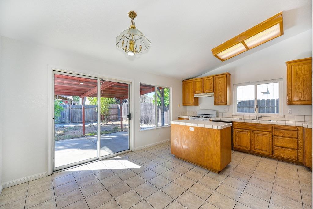 Detail Gallery Image 10 of 41 For 8582 New Valley Way, Sacramento,  CA 95828 - 3 Beds | 2 Baths