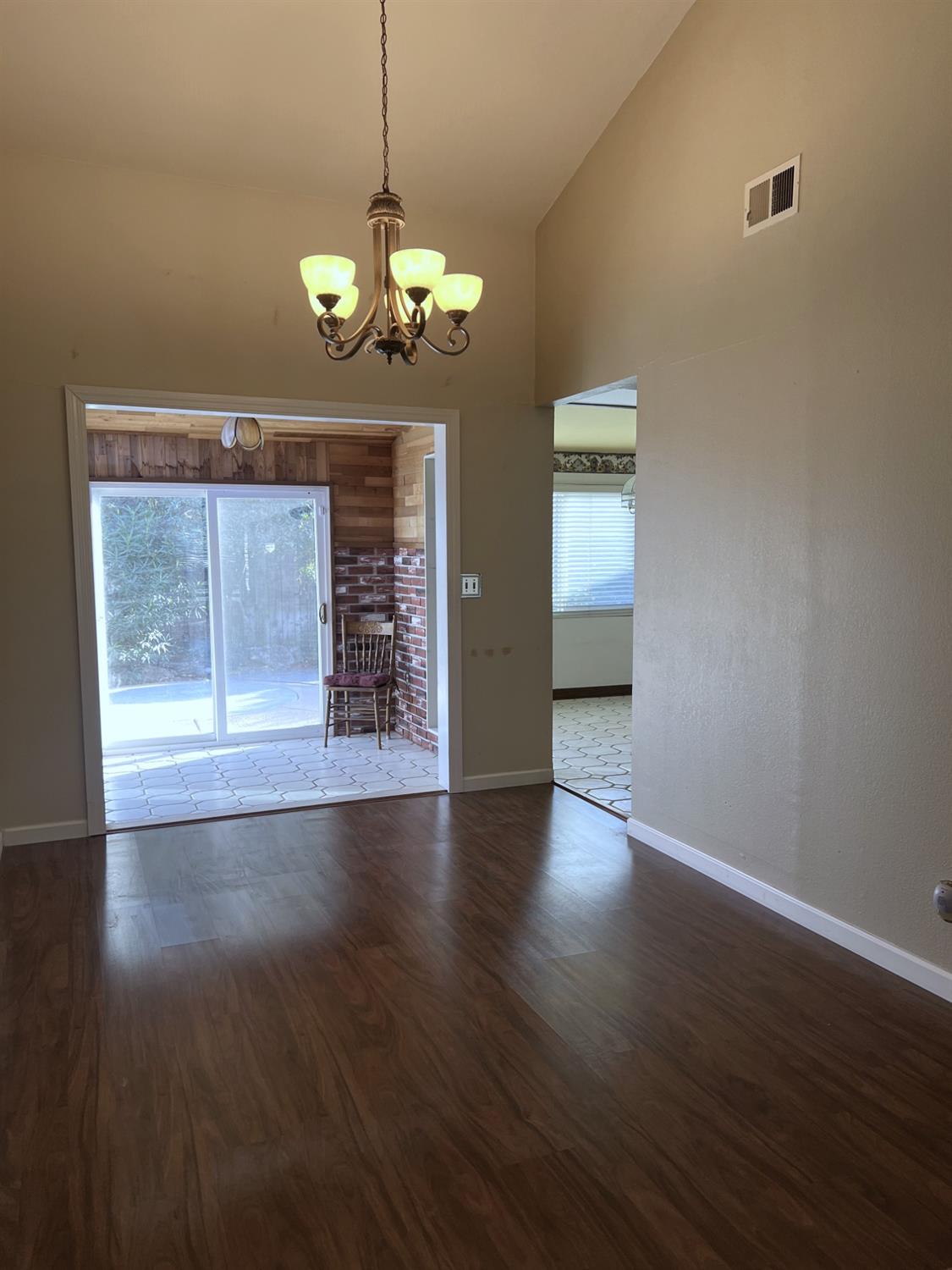 Detail Gallery Image 12 of 52 For 946 Sunnyoak Way, Stockton,  CA 95209 - 3 Beds | 2 Baths