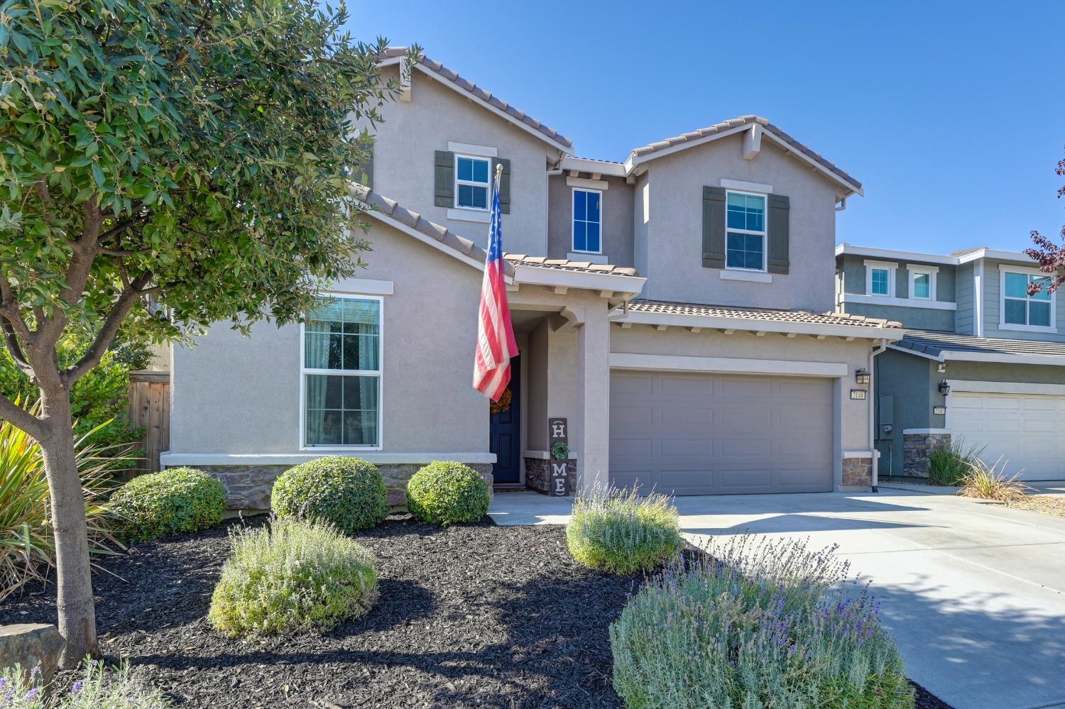 Detail Gallery Image 2 of 37 For 2148 Castle Pines Way, Roseville,  CA 95747 - 3 Beds | 2/1 Baths