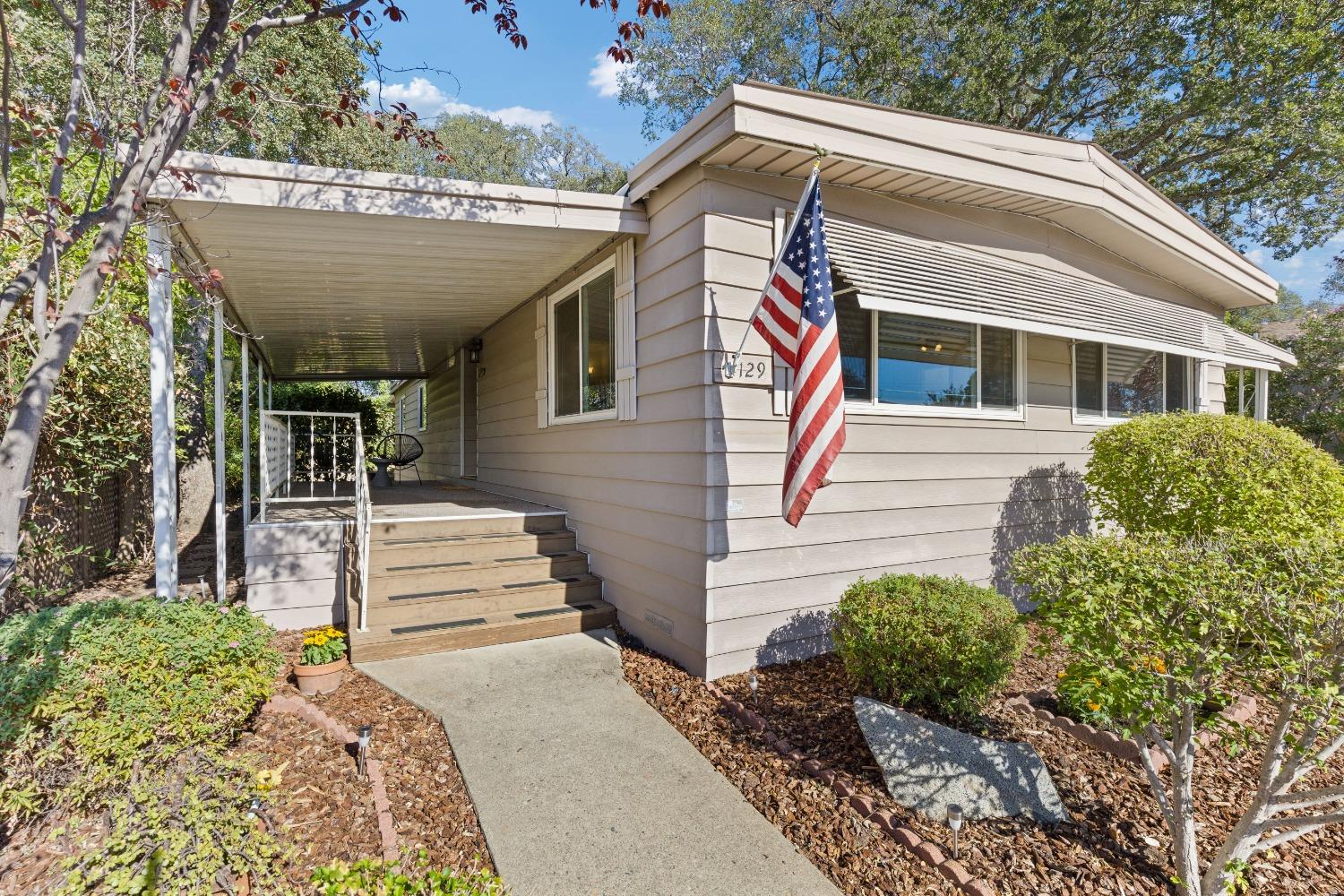 Detail Gallery Image 2 of 29 For 129 Leafwood Way, Folsom,  CA 95630 - 2 Beds | 2 Baths