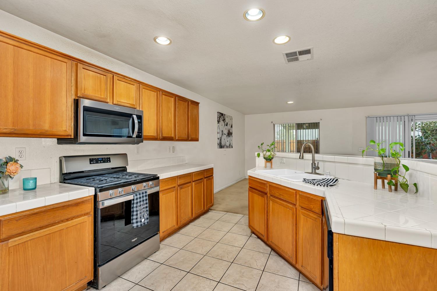 Detail Gallery Image 7 of 46 For 702 Harlequin Ct, Los Banos,  CA 93635 - 4 Beds | 2/1 Baths