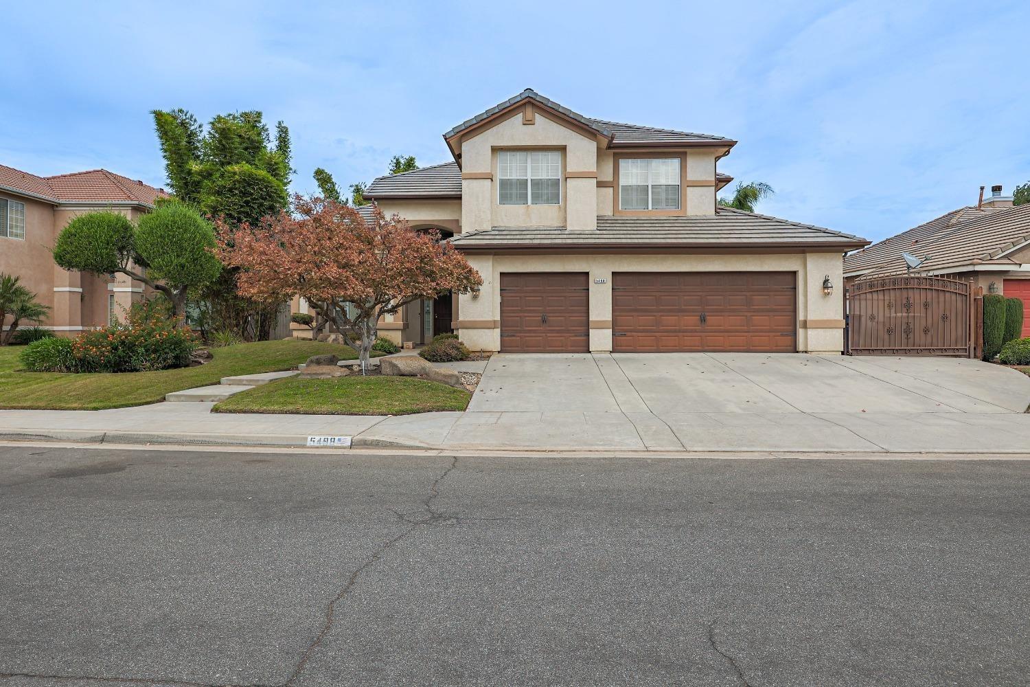 Detail Gallery Image 1 of 16 For 5498 W River Bottom Ave, Fresno,  CA 93722 - 5 Beds | 3 Baths