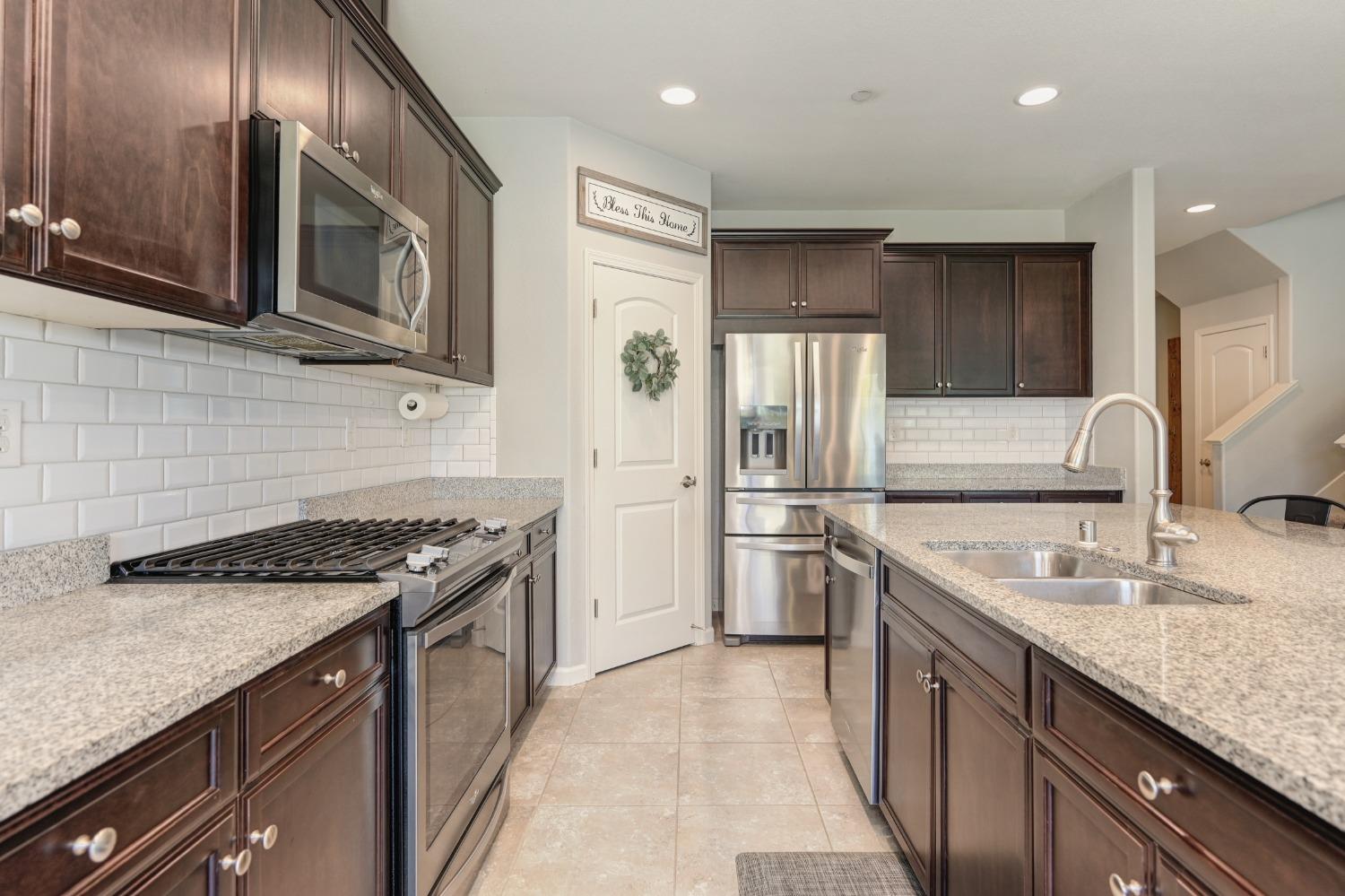 Detail Gallery Image 12 of 37 For 2148 Castle Pines Way, Roseville,  CA 95747 - 3 Beds | 2/1 Baths