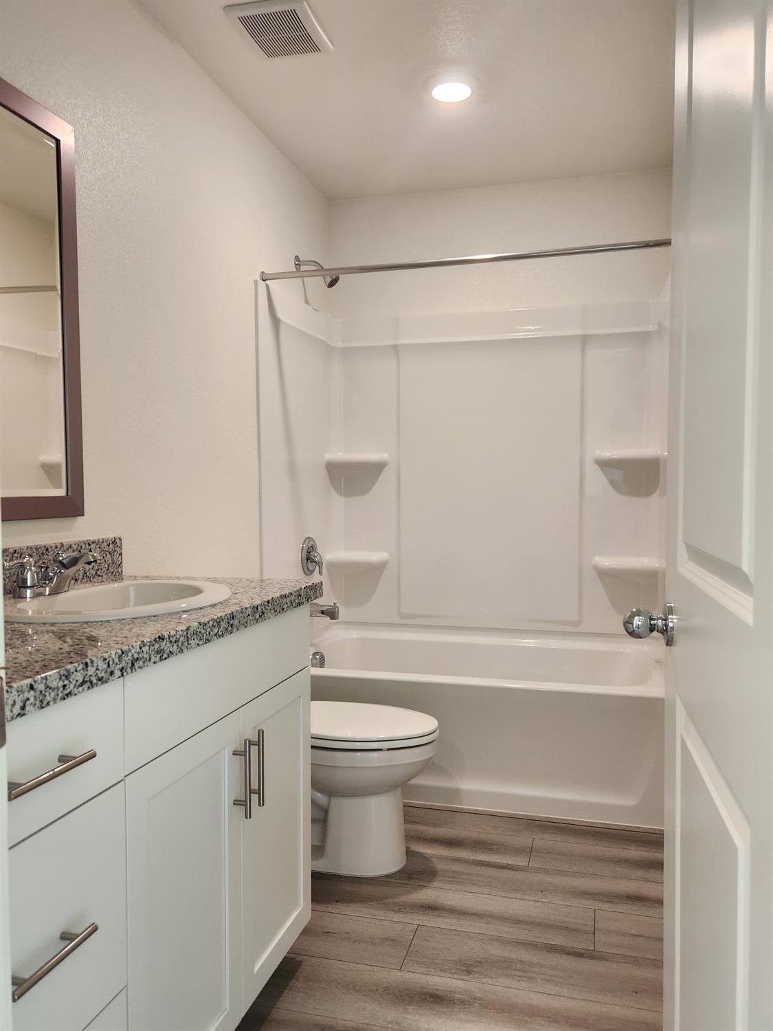 Detail Gallery Image 5 of 6 For 1247 Strawberry Dr, Yuba City,  CA 95993 - 4 Beds | 2 Baths