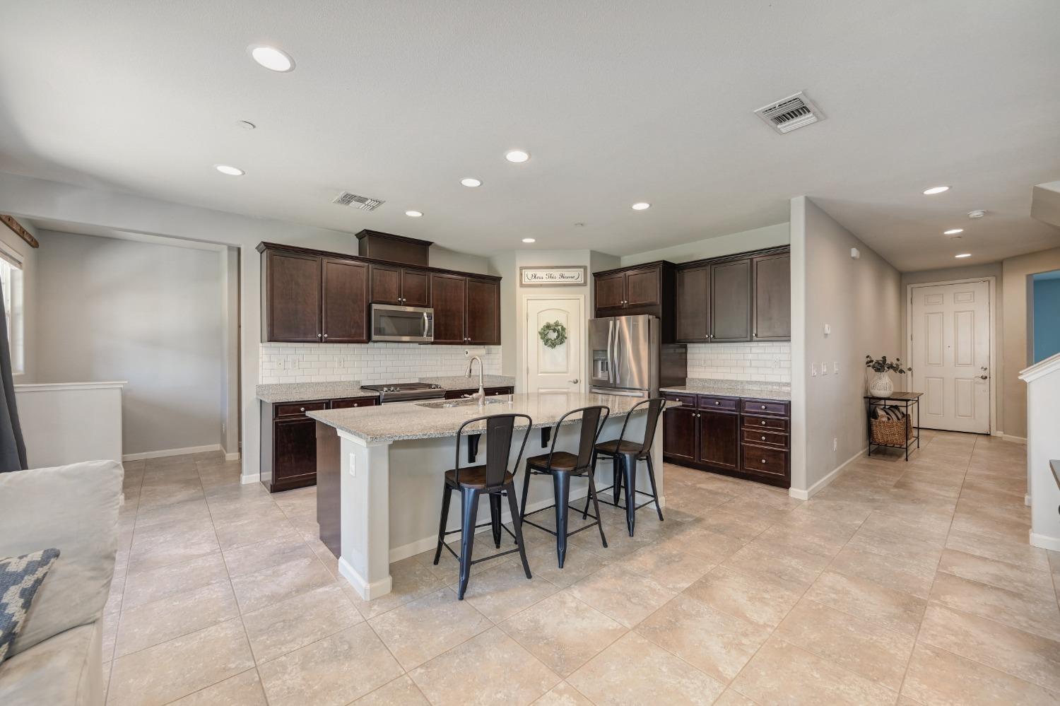 Detail Gallery Image 11 of 37 For 2148 Castle Pines Way, Roseville,  CA 95747 - 3 Beds | 2/1 Baths