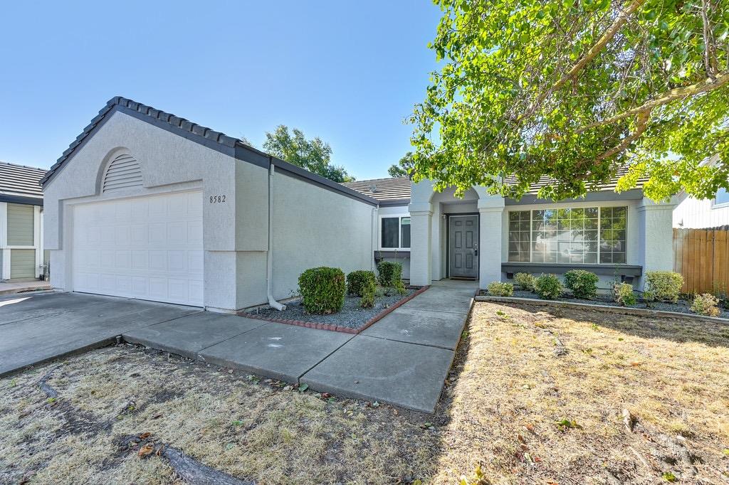 Detail Gallery Image 4 of 41 For 8582 New Valley Way, Sacramento,  CA 95828 - 3 Beds | 2 Baths