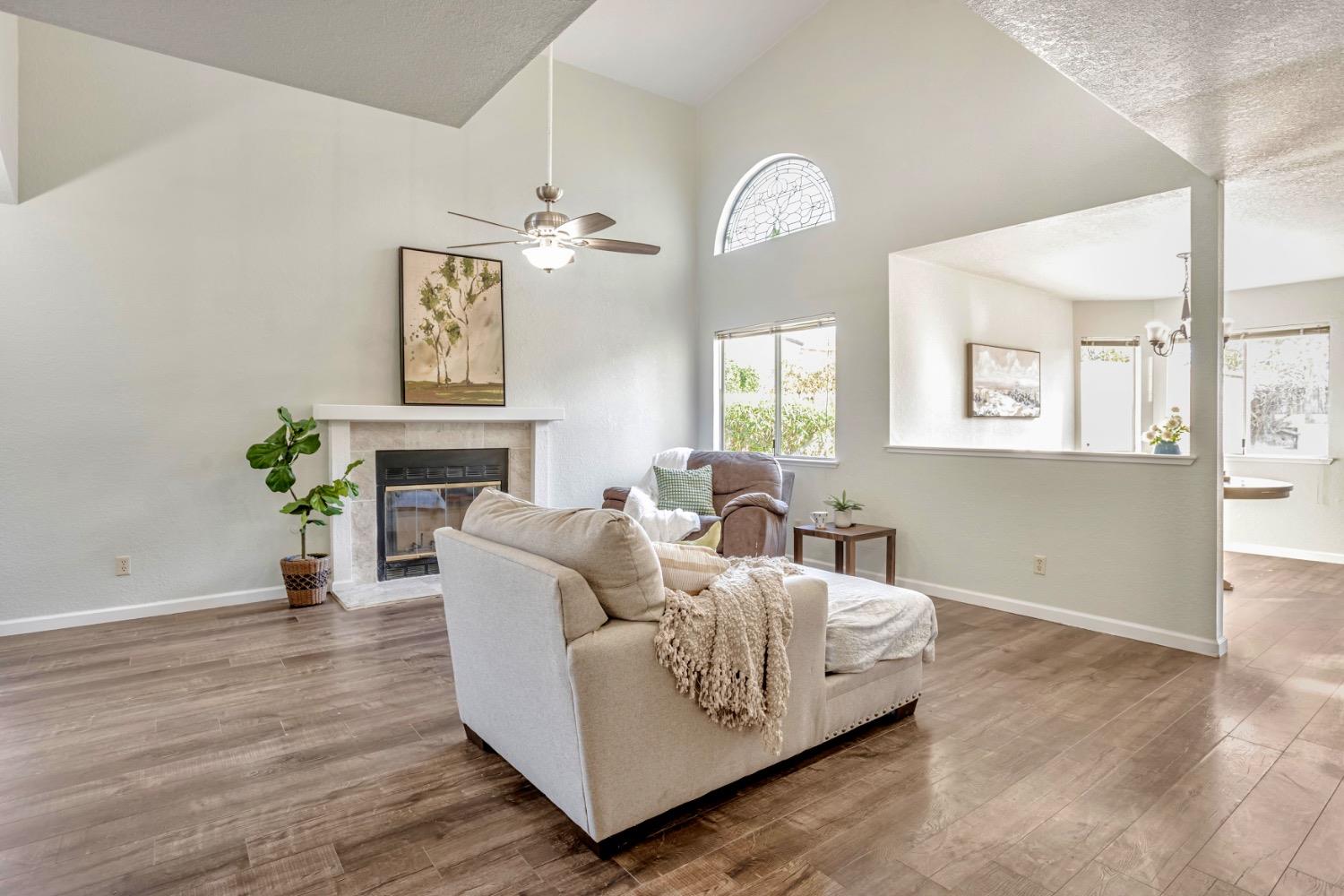 Detail Gallery Image 6 of 28 For 136 Majorca Cir, Sacramento,  CA 95823 - 3 Beds | 2/1 Baths