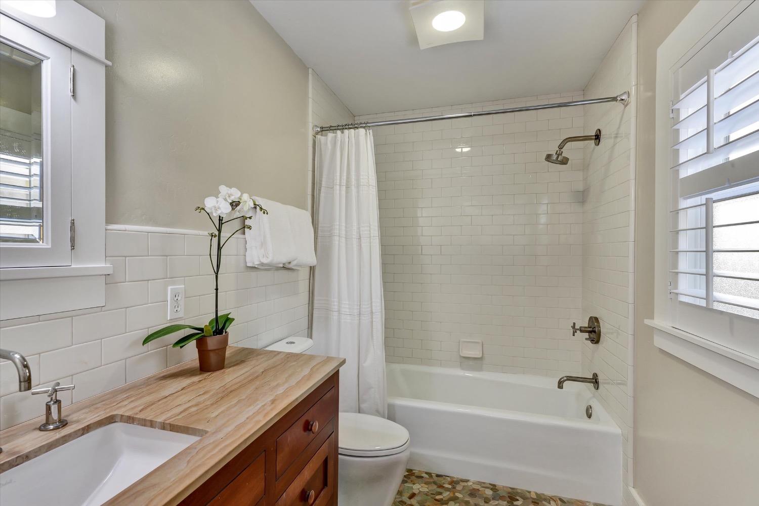 Detail Gallery Image 21 of 31 For 951 El Dorado Way, Sacramento,  CA 95819 - 3 Beds | 2 Baths