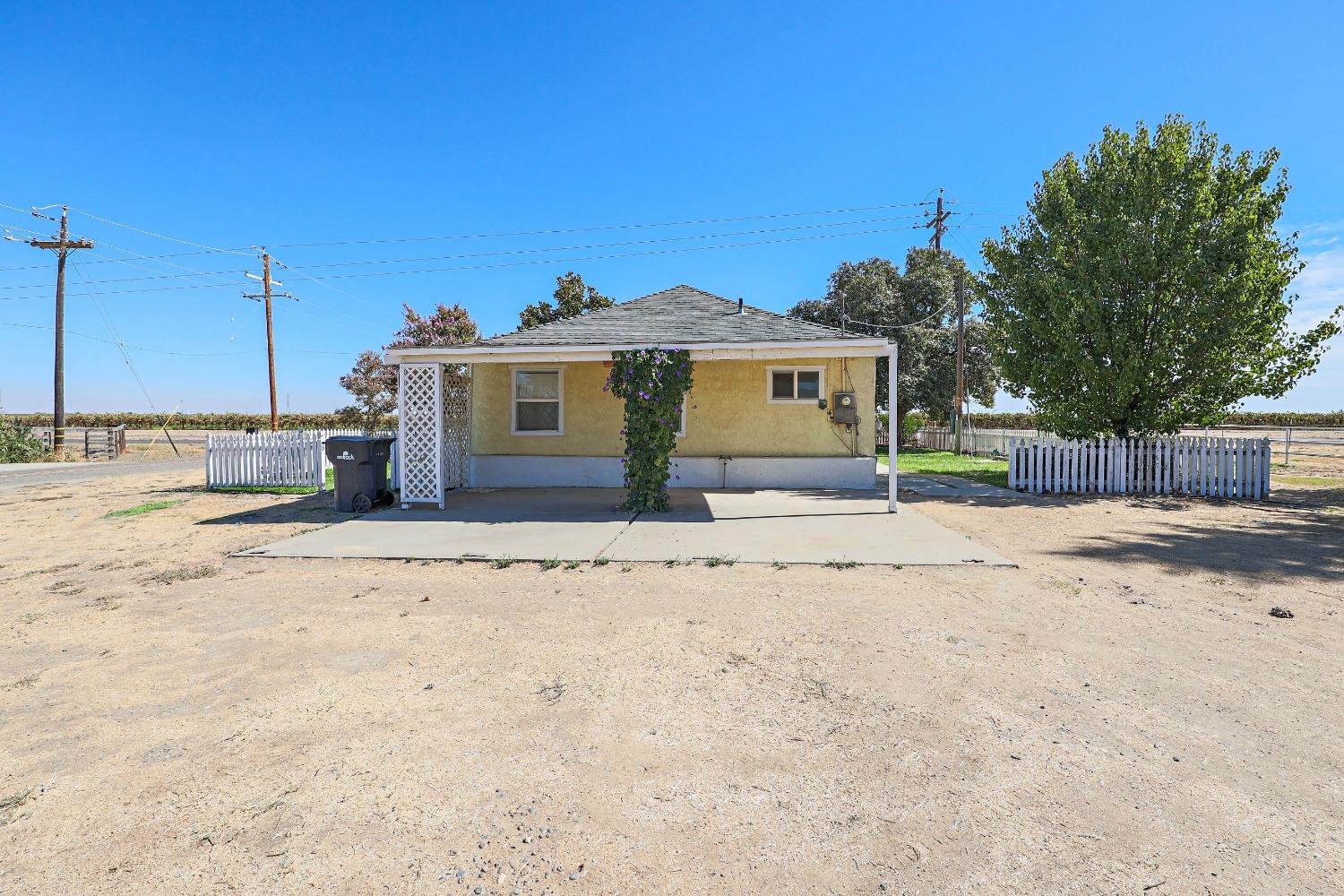 Detail Gallery Image 2 of 14 For 24890 Road 19, Chowchilla,  CA 93610 - 3 Beds | 2 Baths