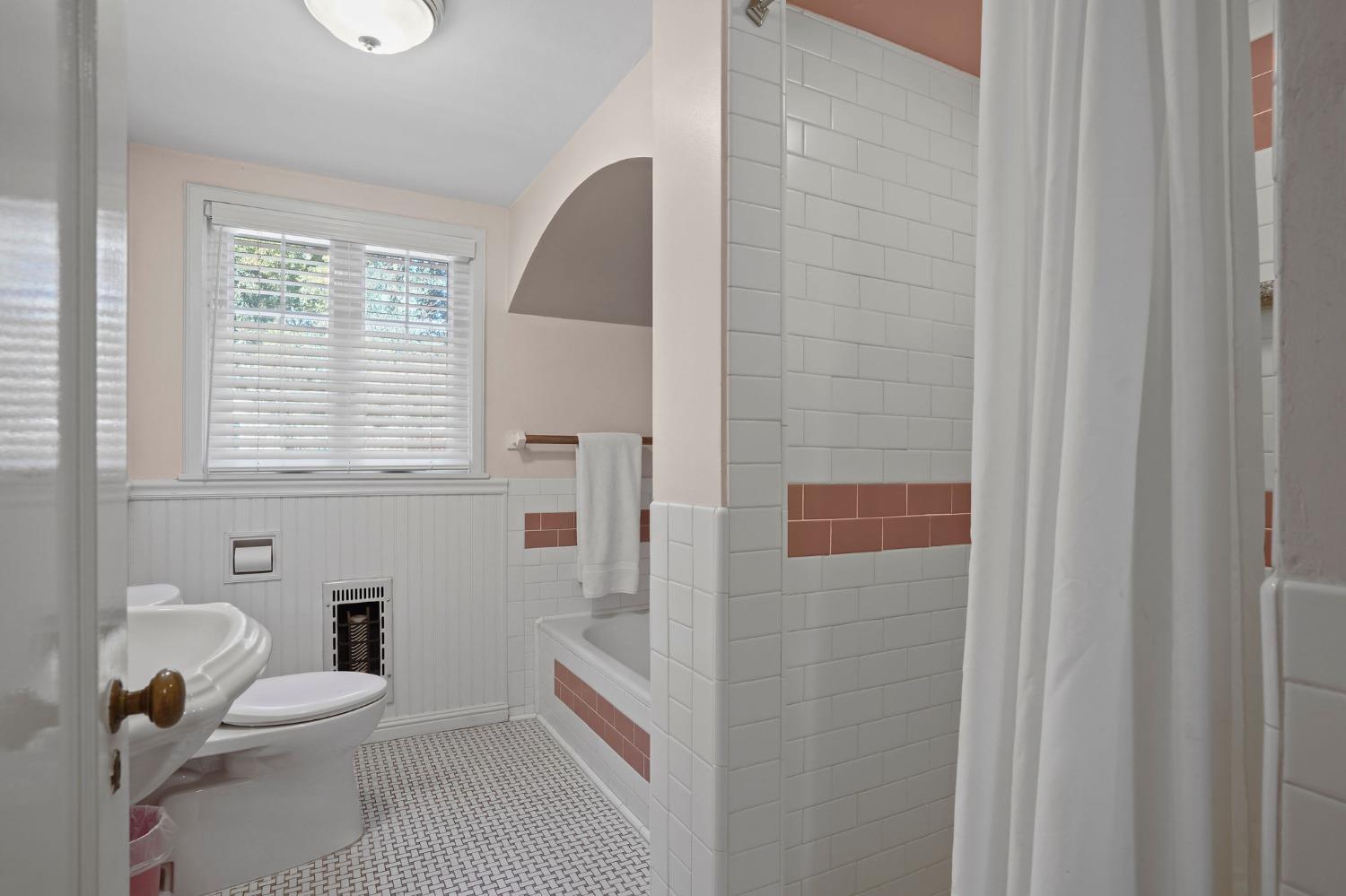 Detail Gallery Image 29 of 67 For 455 Blackwood St, Sacramento,  CA 95815 - 4 Beds | 2 Baths