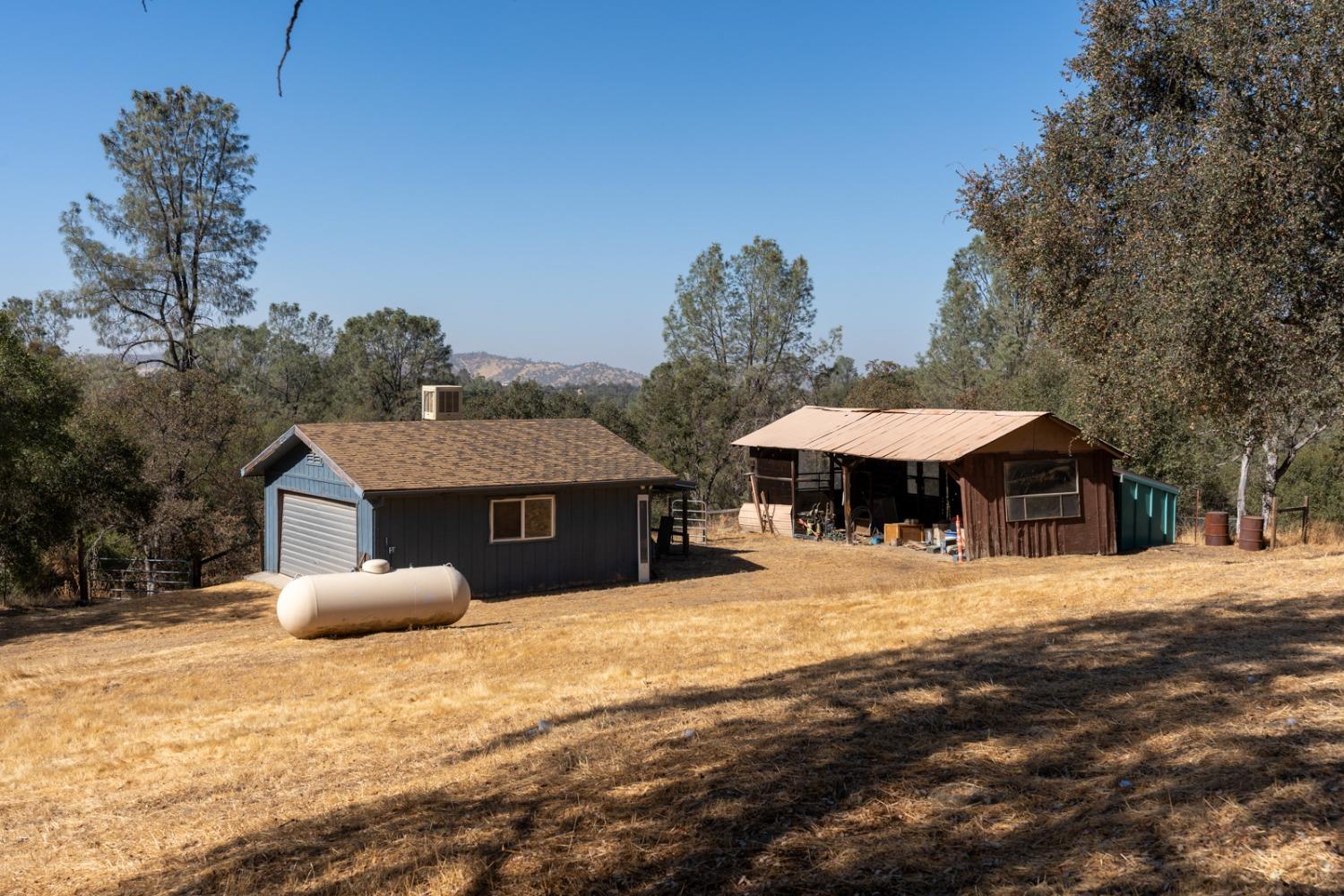 Detail Gallery Image 6 of 46 For 30289 Auberry Rd, Prather,  CA 93651 - 3 Beds | 3 Baths