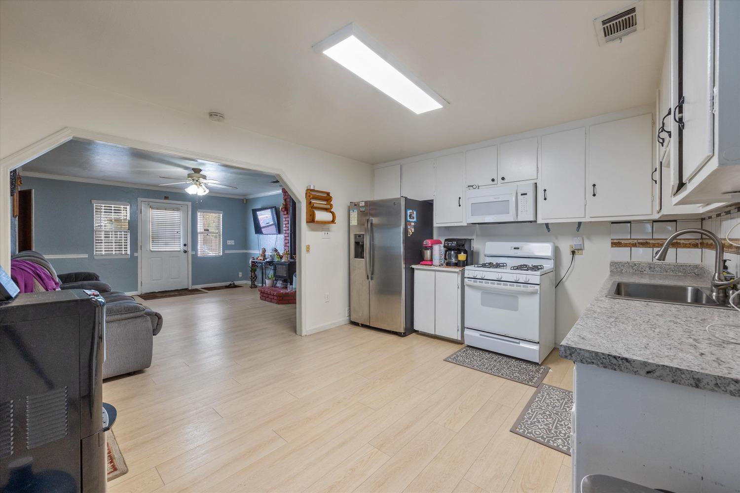 Detail Gallery Image 9 of 20 For 1435 Arcade Blvd, Sacramento,  CA 95815 - 2 Beds | 2 Baths