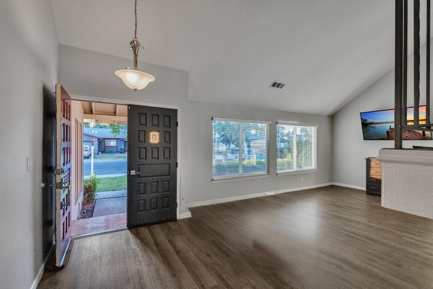 Detail Gallery Image 7 of 76 For 7308 Trousdale Pl, Stockton,  CA 95207 - 4 Beds | 2/1 Baths