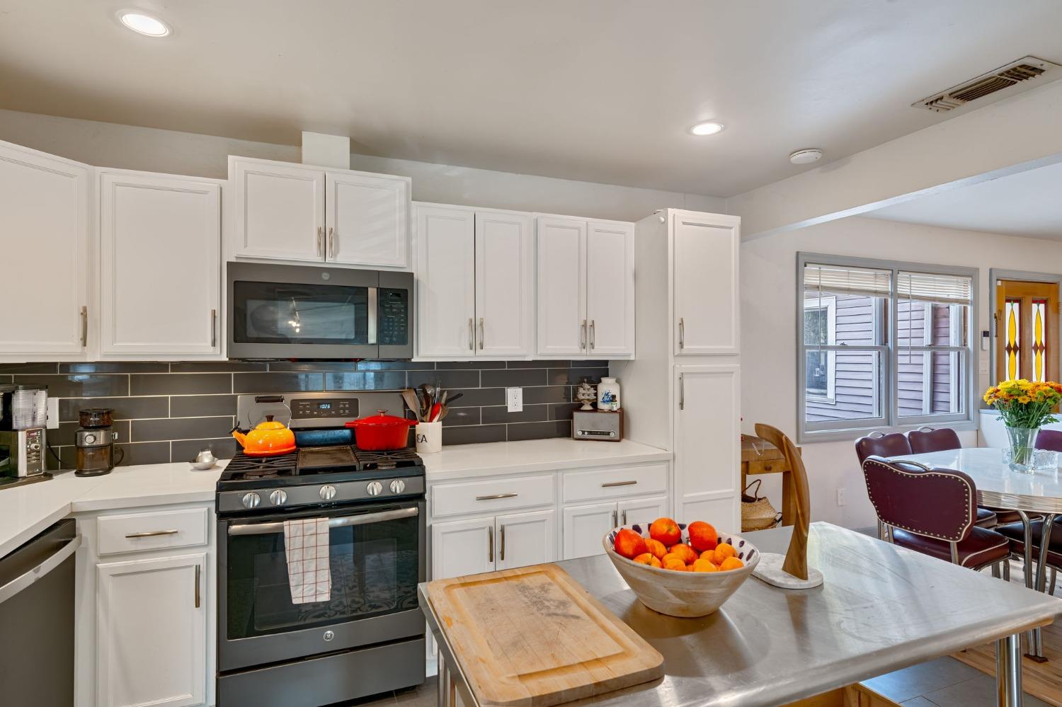 Detail Gallery Image 3 of 32 For 1132 Lochbrae Rd, Sacramento,  CA 95815 - 3 Beds | 1 Baths