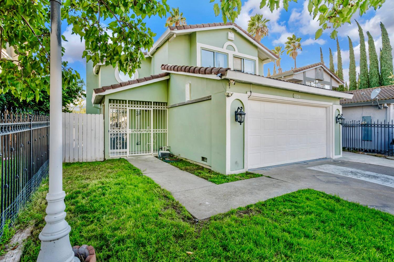 Detail Gallery Image 3 of 28 For 136 Majorca Cir, Sacramento,  CA 95823 - 3 Beds | 2/1 Baths