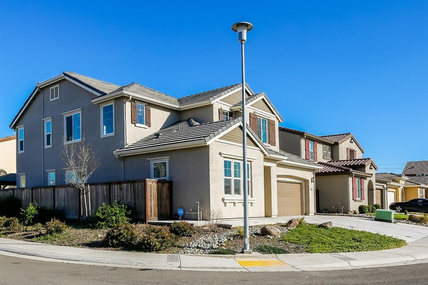 Detail Gallery Image 2 of 24 For 7748 Finnhorse Way, Sacramento,  CA 95828 - 5 Beds | 3 Baths