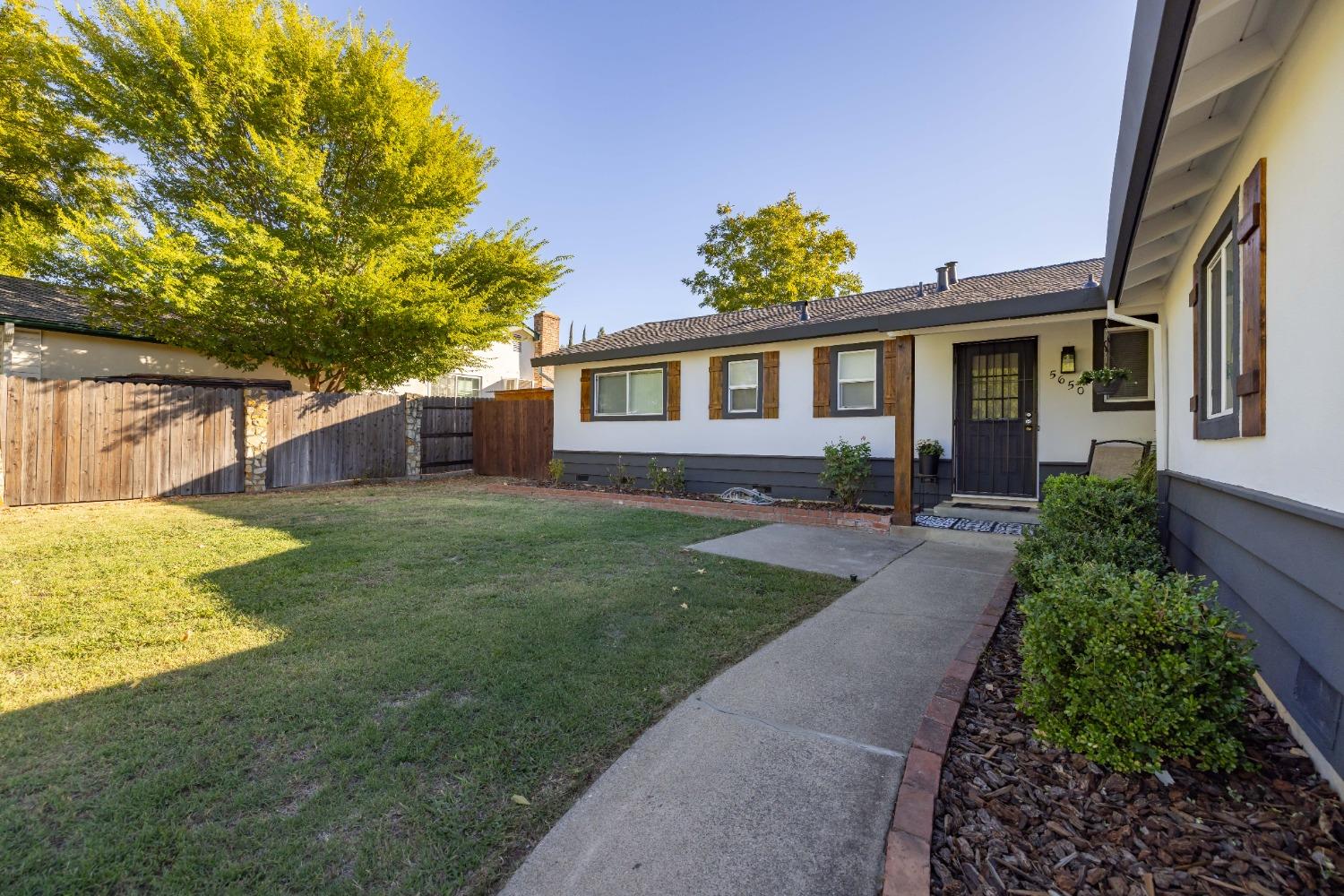 Detail Gallery Image 3 of 44 For 5650 Mariposa Ave, Citrus Heights,  CA 95610 - 3 Beds | 2 Baths